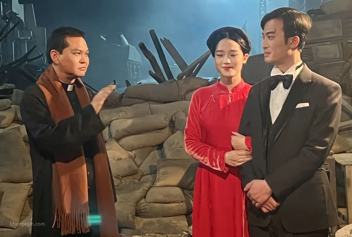 Cảnh cha cử hành hôn lễ cho anh lính và người tình