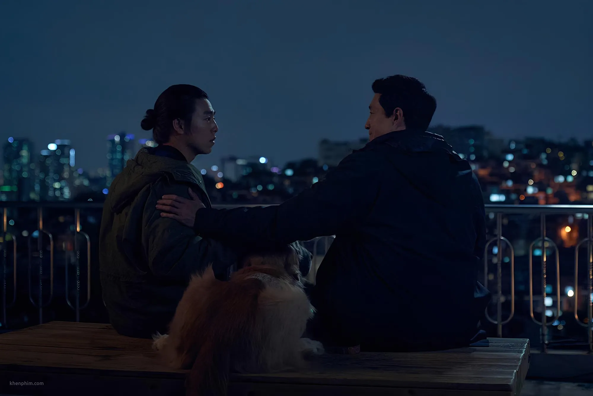Bạn trai hiện tại (bên trái) và bạn trai cũ của một cô gái, họ đang tâm sự cùng nhau