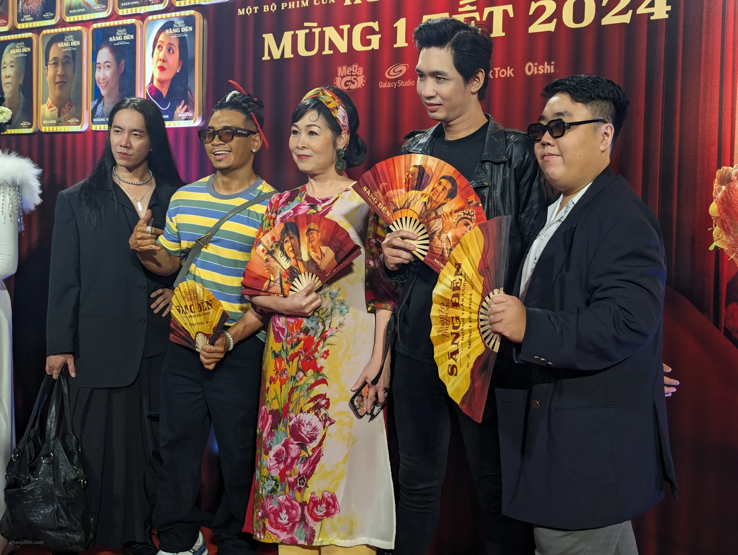 NSND Hồng Vân chụp ảnh tại sự kiện ra mắt phim