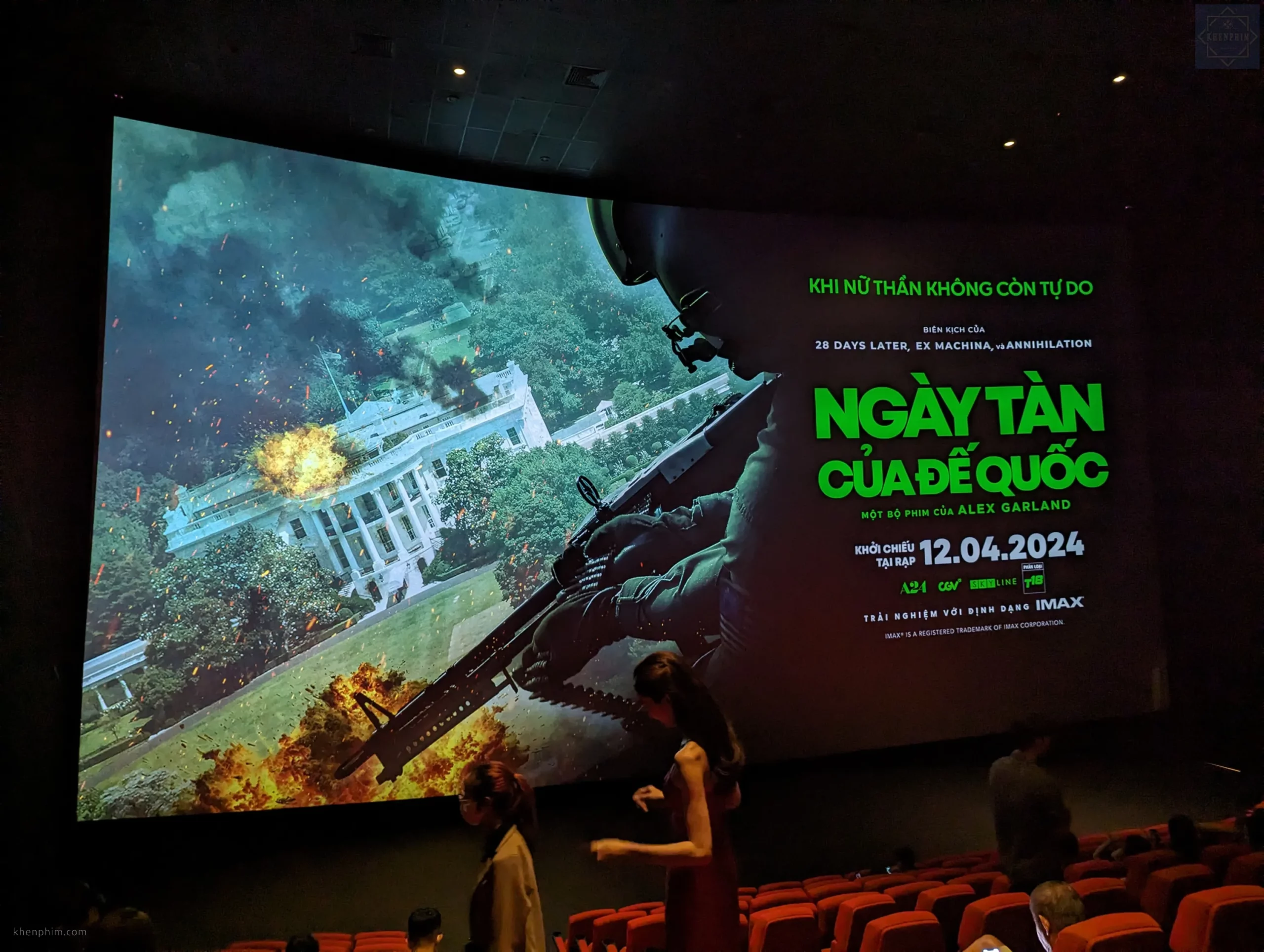 Màn hình chờ rạp IMAX, trước suất chiếu cho khách mời