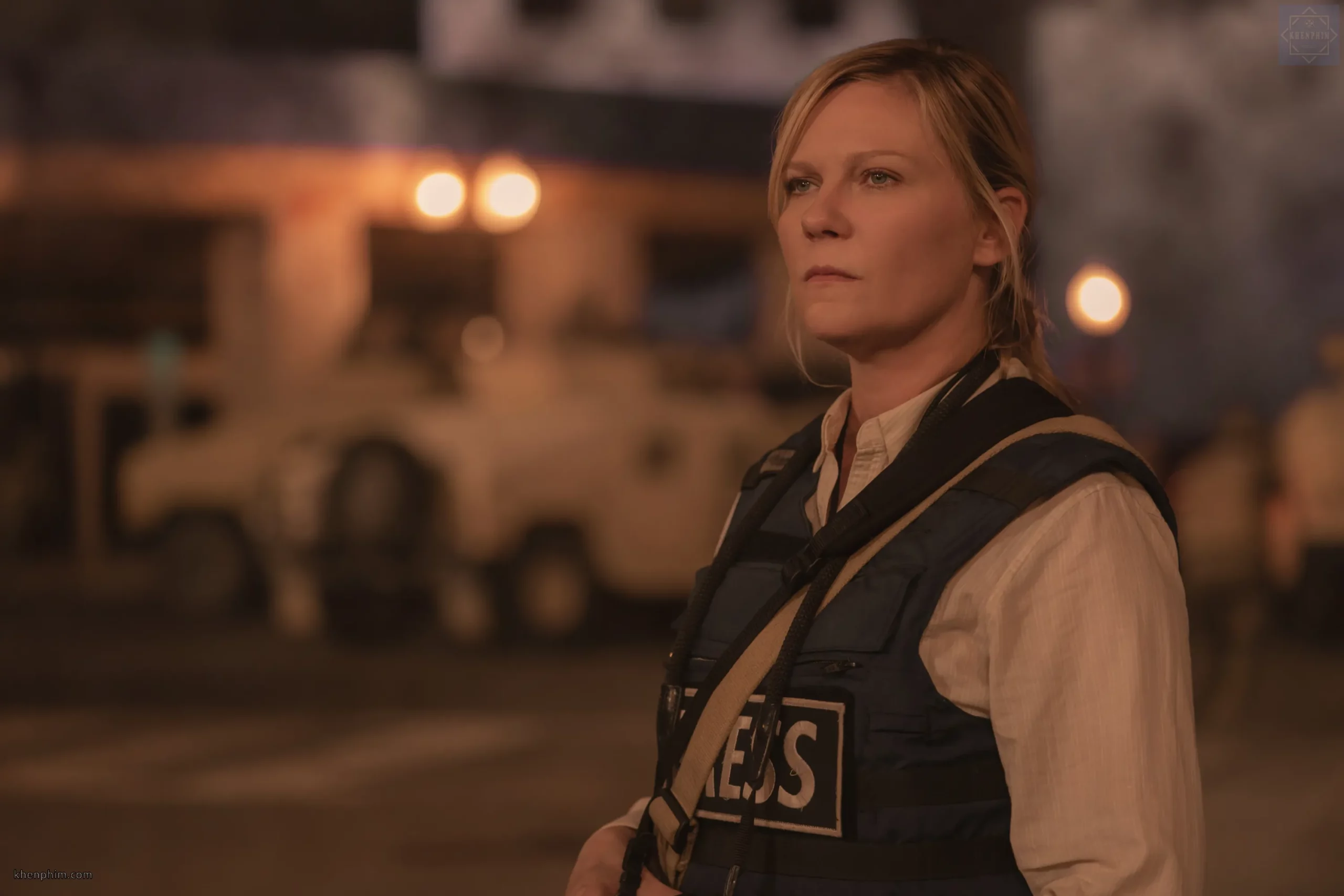 Vai nhà báo Lee (Kirsten Dunst đóng) đã thể hiện nội tâm tốt