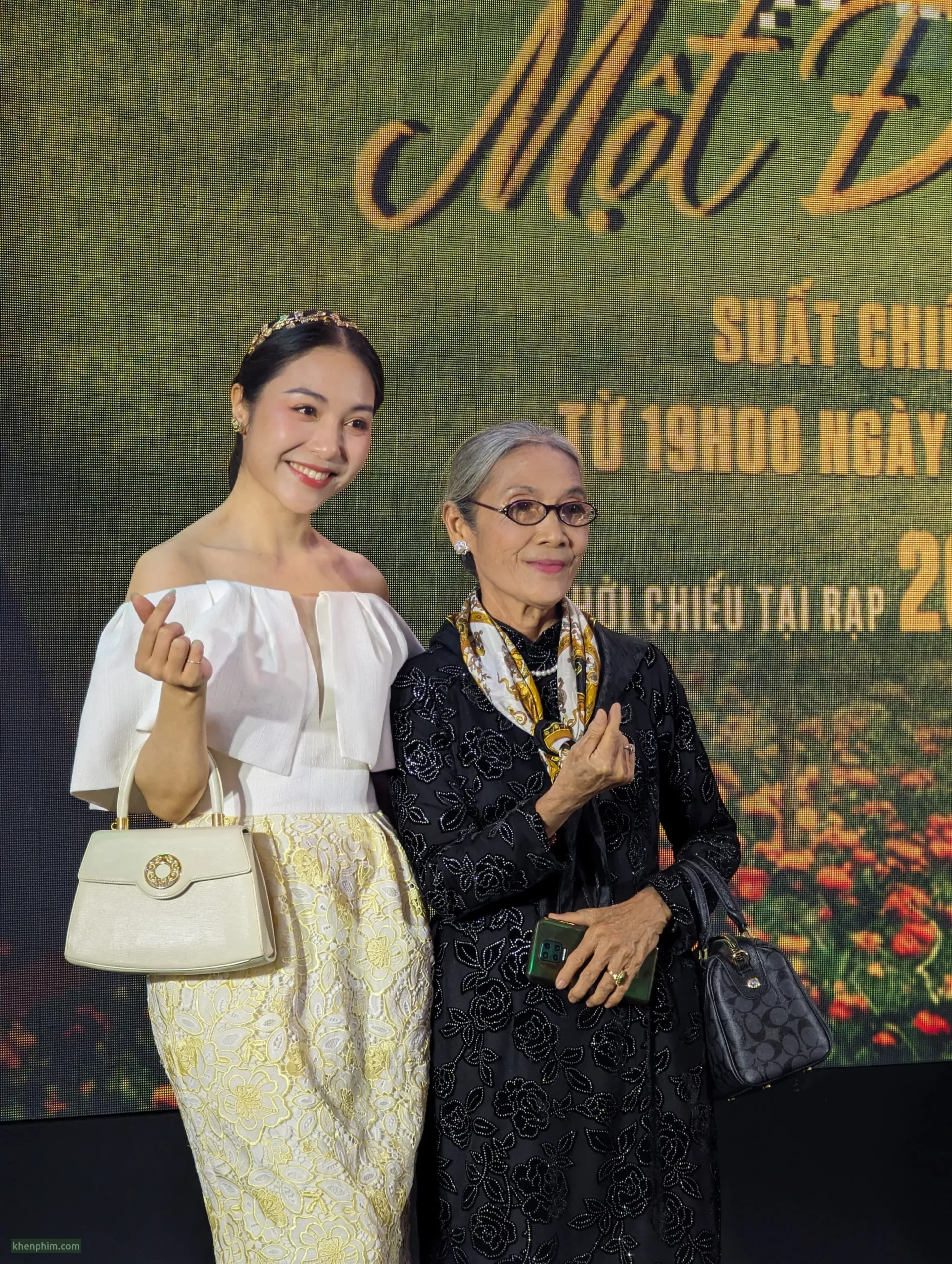 Cô Thanh Hiền chụp ảnh cùng khách mời