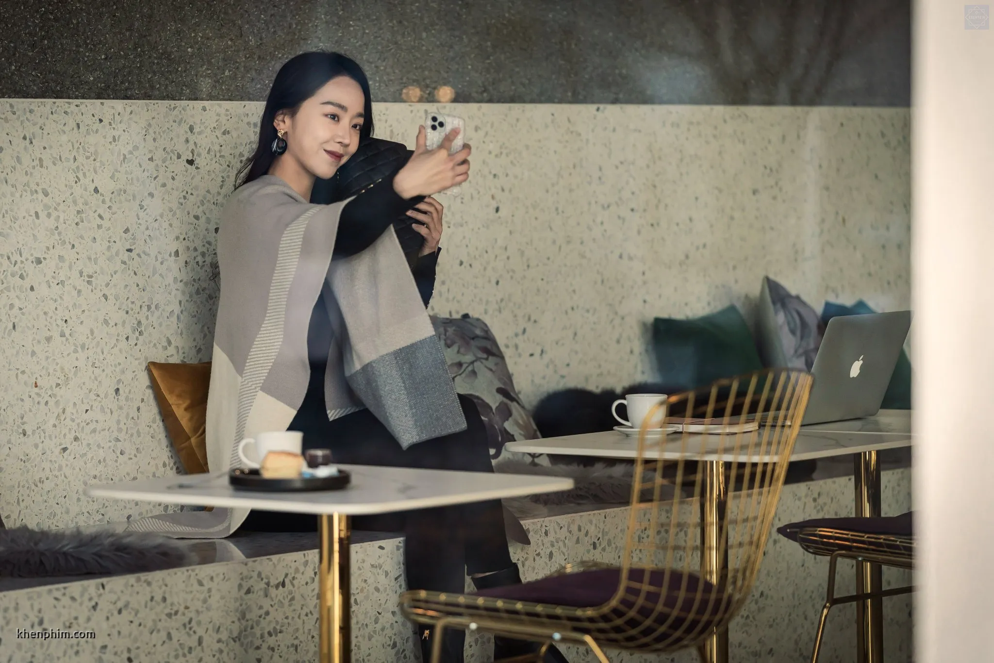 Han So-Ra nở nụ cười rạng rỡ khi selfie tại một quán cà phê sang trọng. Cô nàng influencer luôn biết cách tạo dáng hoàn hảo trước ống kính để thu hút sự chú ý của mọi người. Tuy nhiên, liệu nụ cười rạng rỡ ấy có phải là sự thật hay chỉ là lớp mặt nạ mà cô dành cho mạng xã hội?