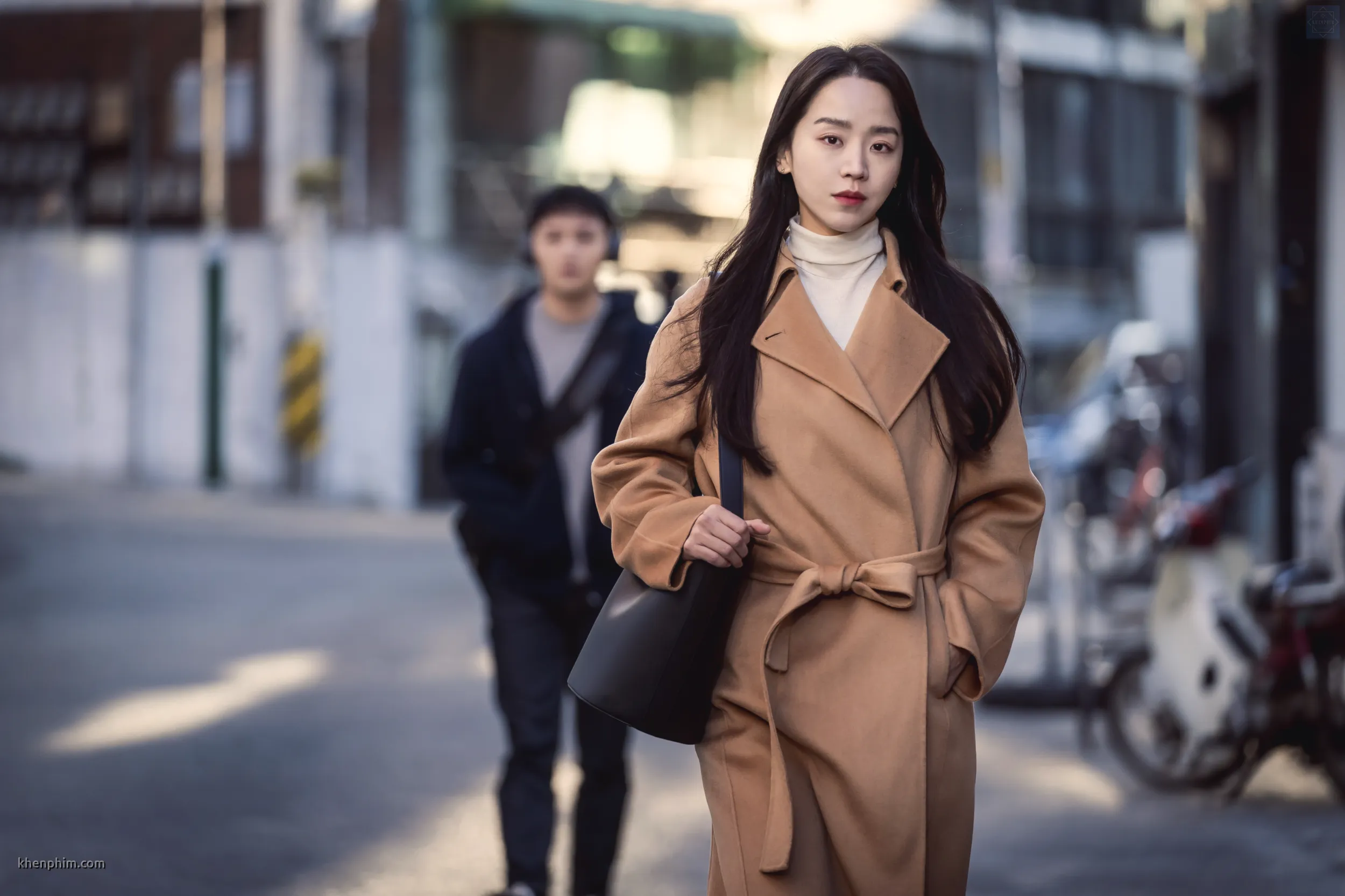 Han So-Ra (Shin Hye-Sun) với dáng vẻ tự tin, thu hút của cô nàng influencer khiến người ta khó có thể rời mắt. Tuy nhiên, ẩn sau vẻ ngoài hoàn hảo ấy là những bí mật khó lường.