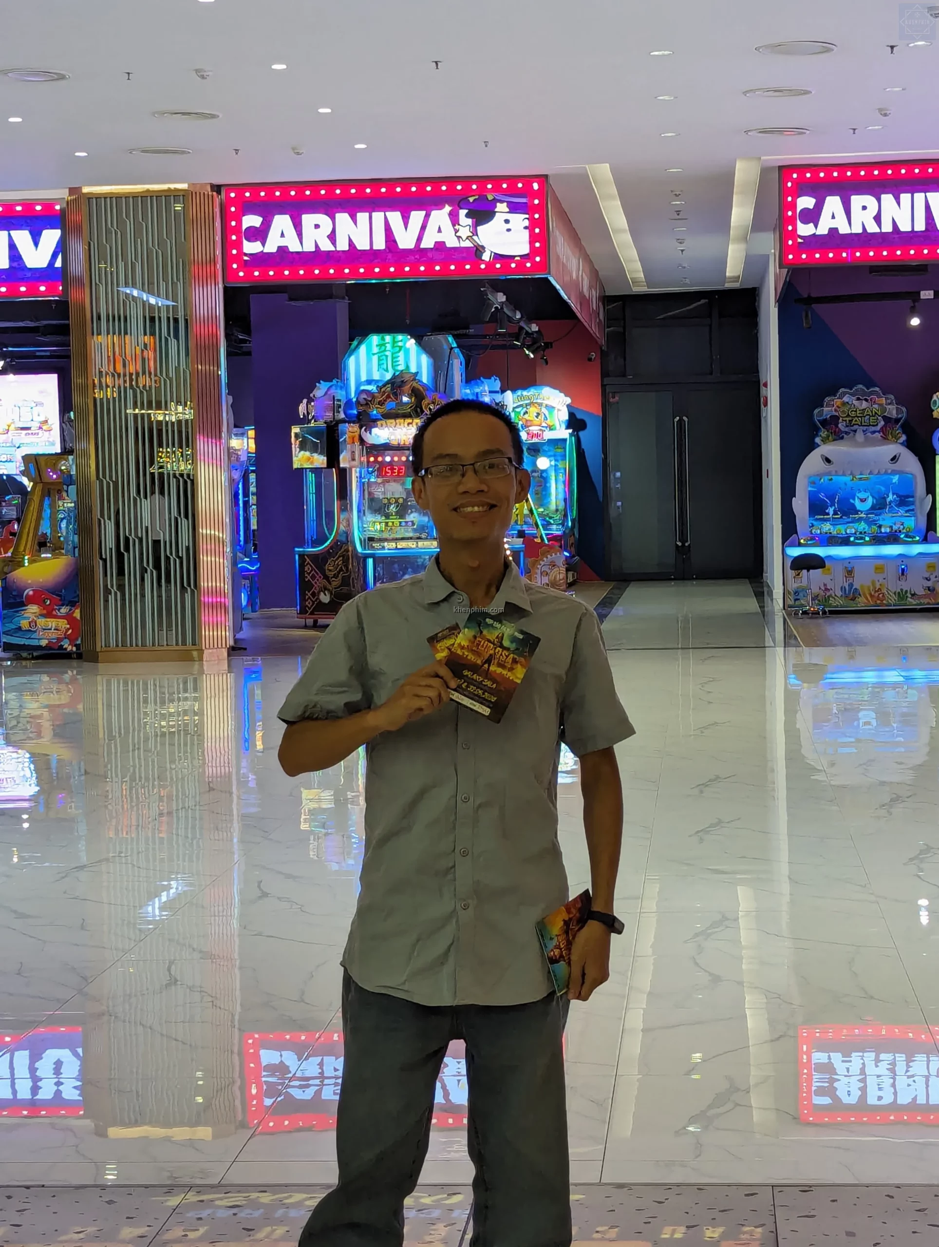 Admin tham gia sự kiện ra mắt phim. Tui đen thui :)
