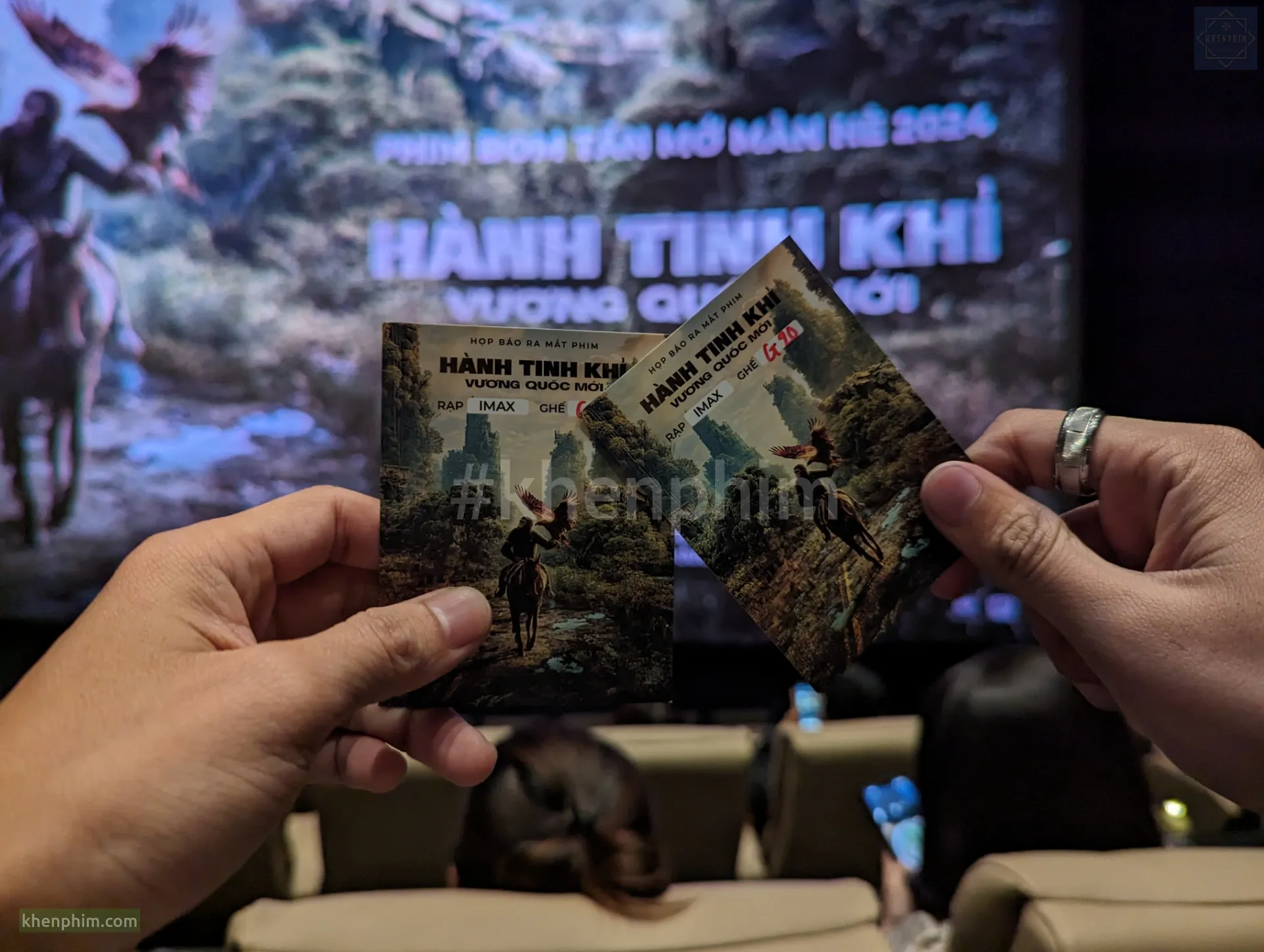 Vé tham gia sự kiện họp báo ra mắt phim, chụp trong phòng chiếu