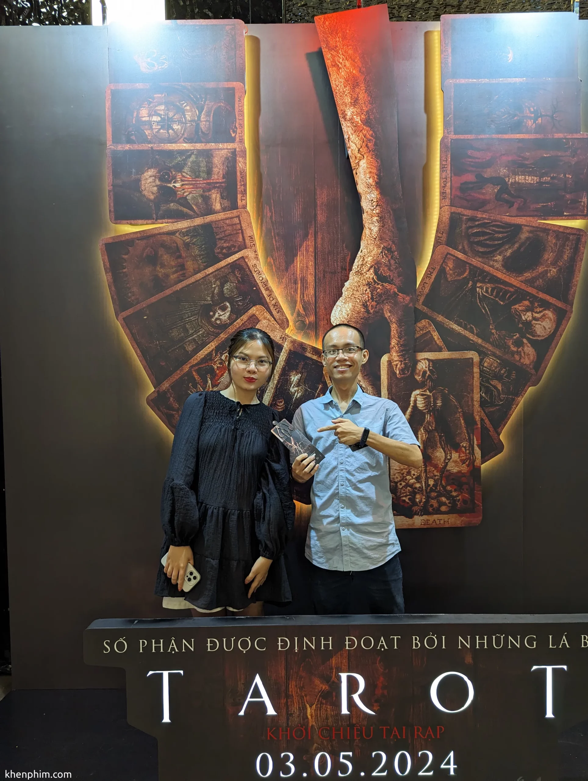 Admin chụp ảnh cùng Vi Anh, nhân sự team marketing nhà phát hành phim
