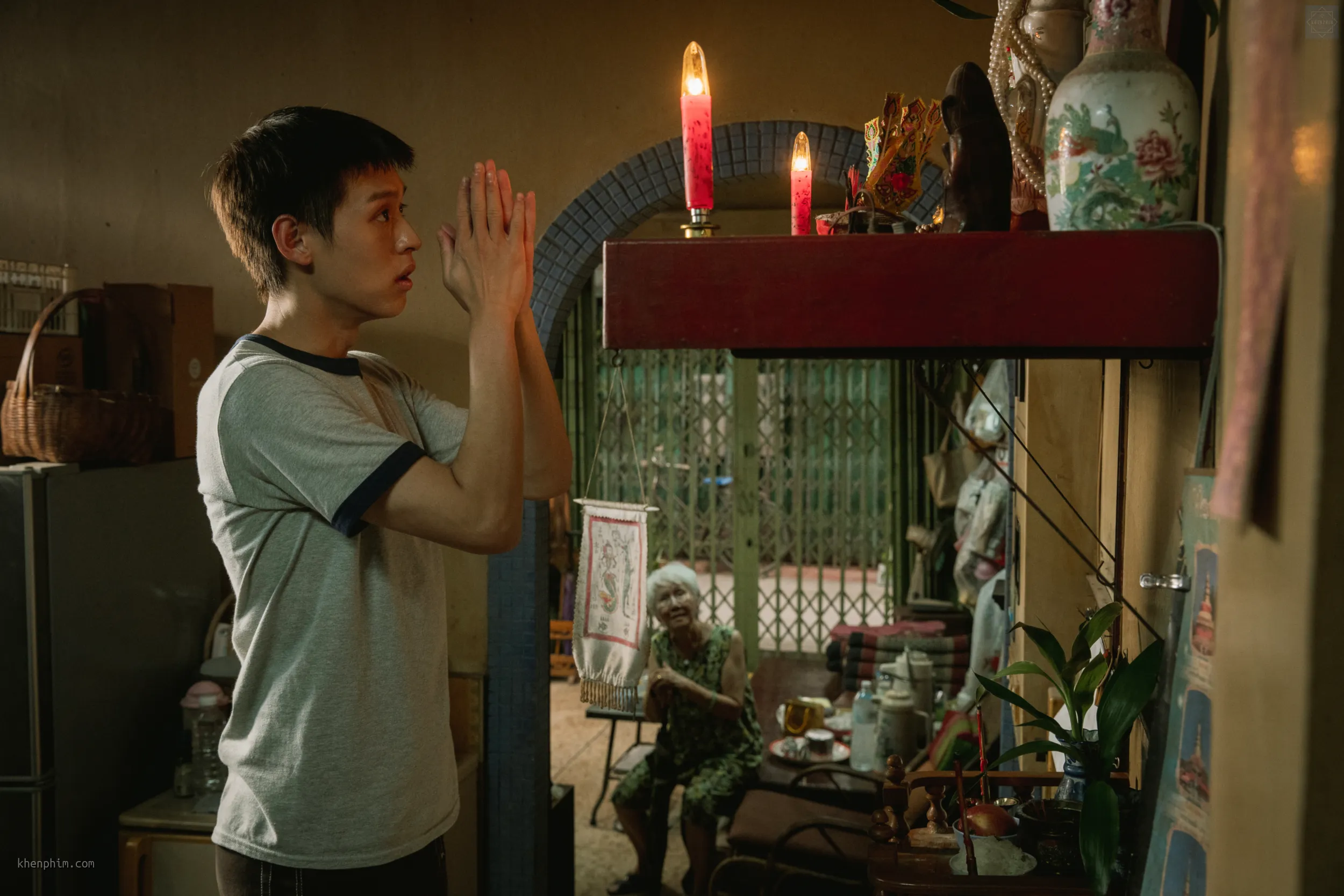 M trong căn nhà của bà