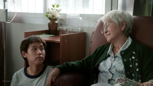 M và bà ngồi tâm sự