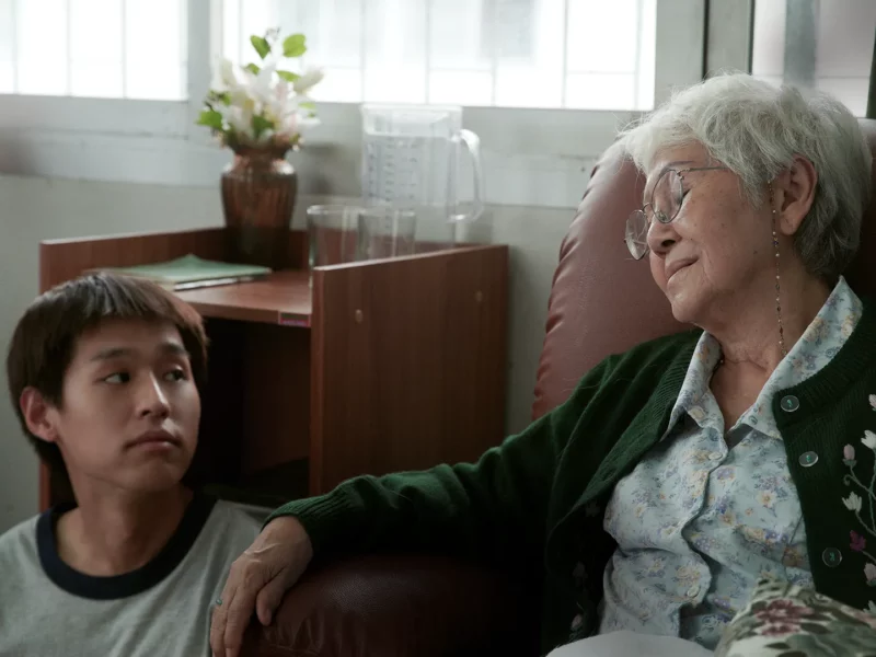 M và bà ngồi tâm sự