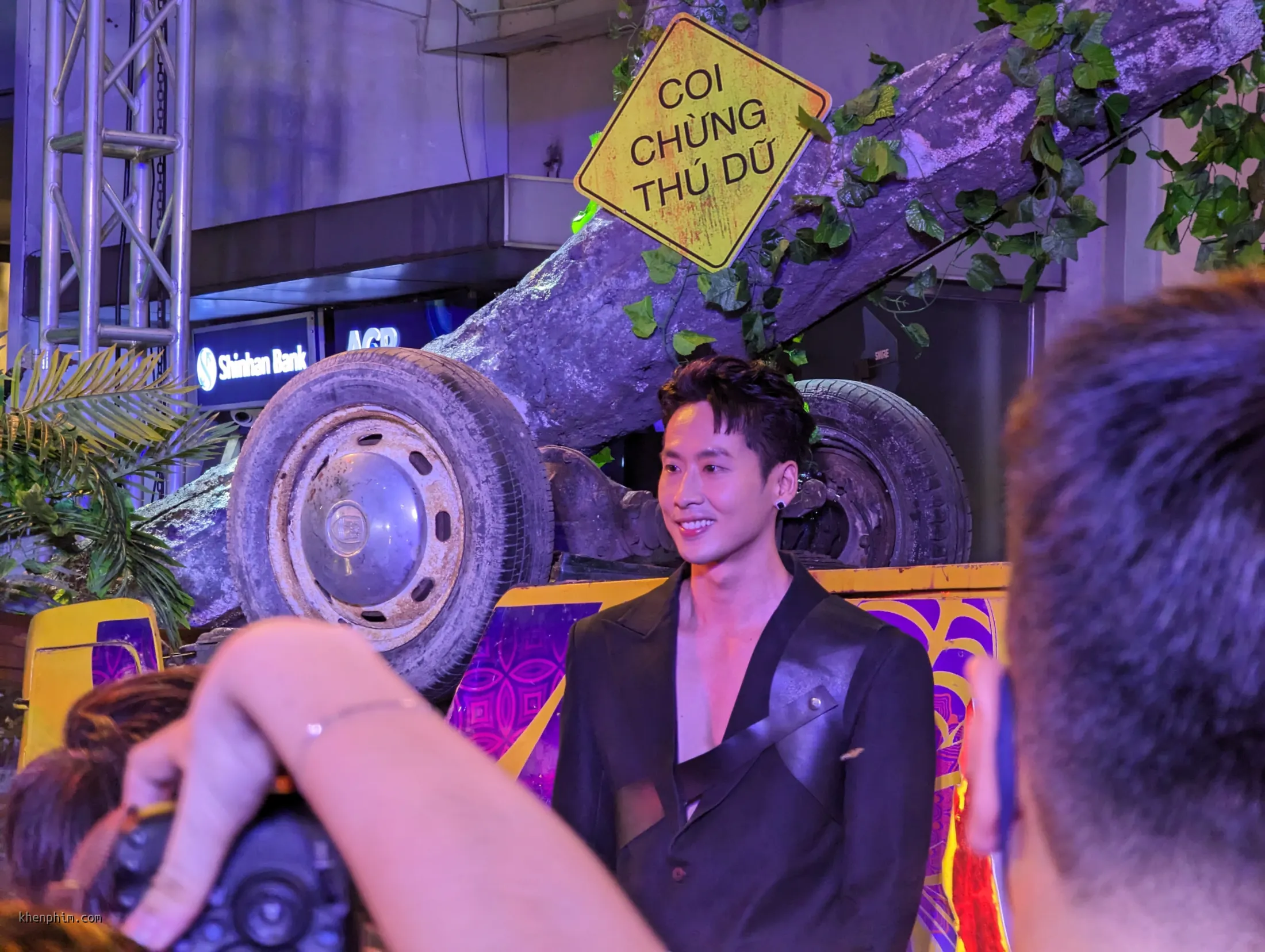 Tuấn Trần rạng rỡ tại sự kiện ra mắt phim