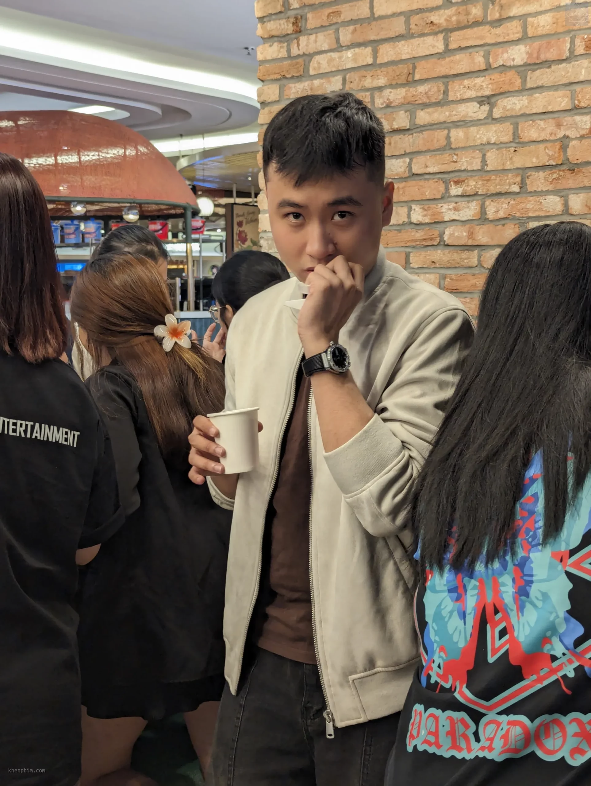 CTV Hoài Ân (trhan___) thẹn thùng khi bị chụp lén