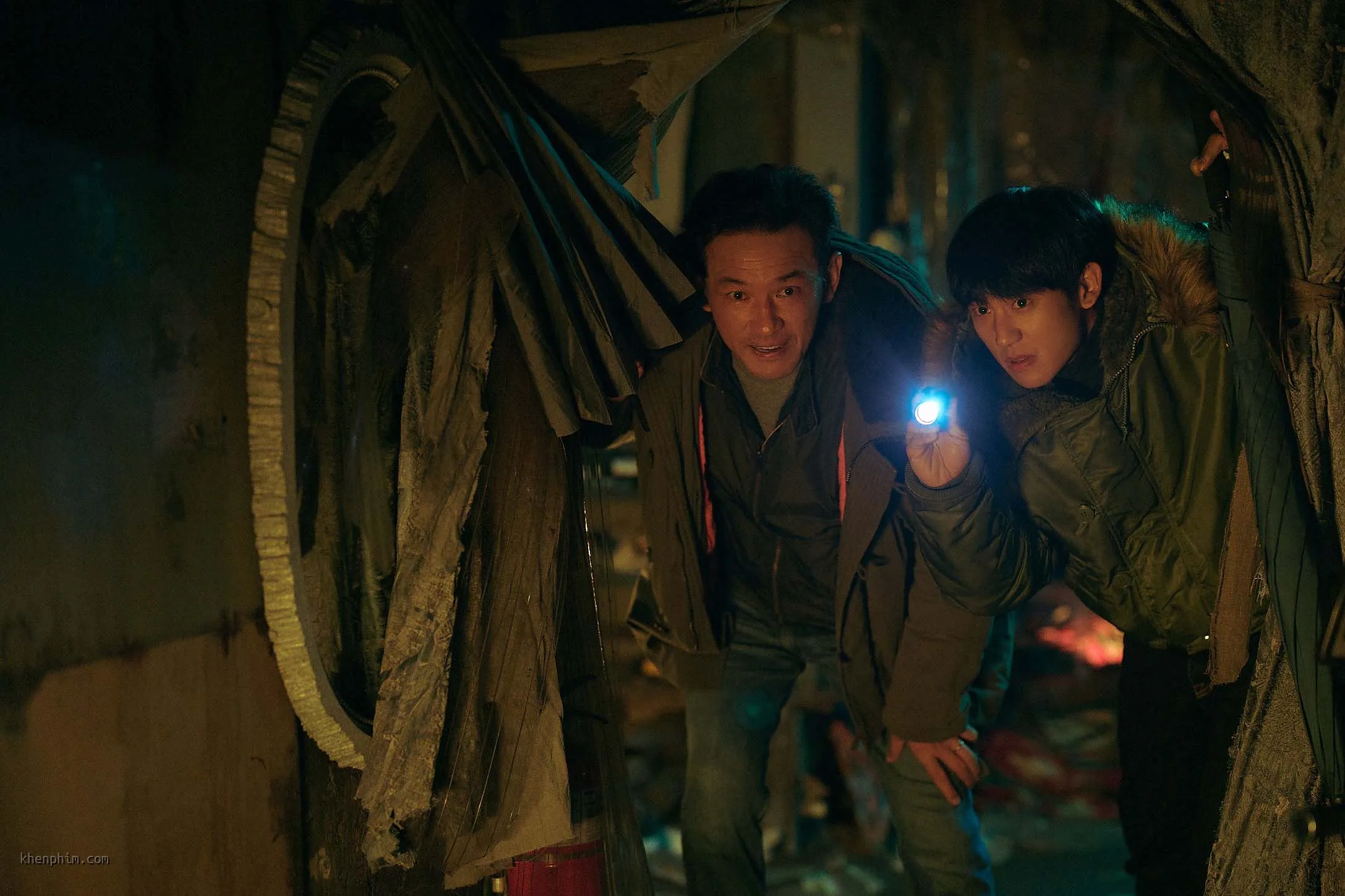 Hwang Jung-min và Jung Hae-in (cầm đèn pin) trong phim Đố Anh Còng Được Tôi