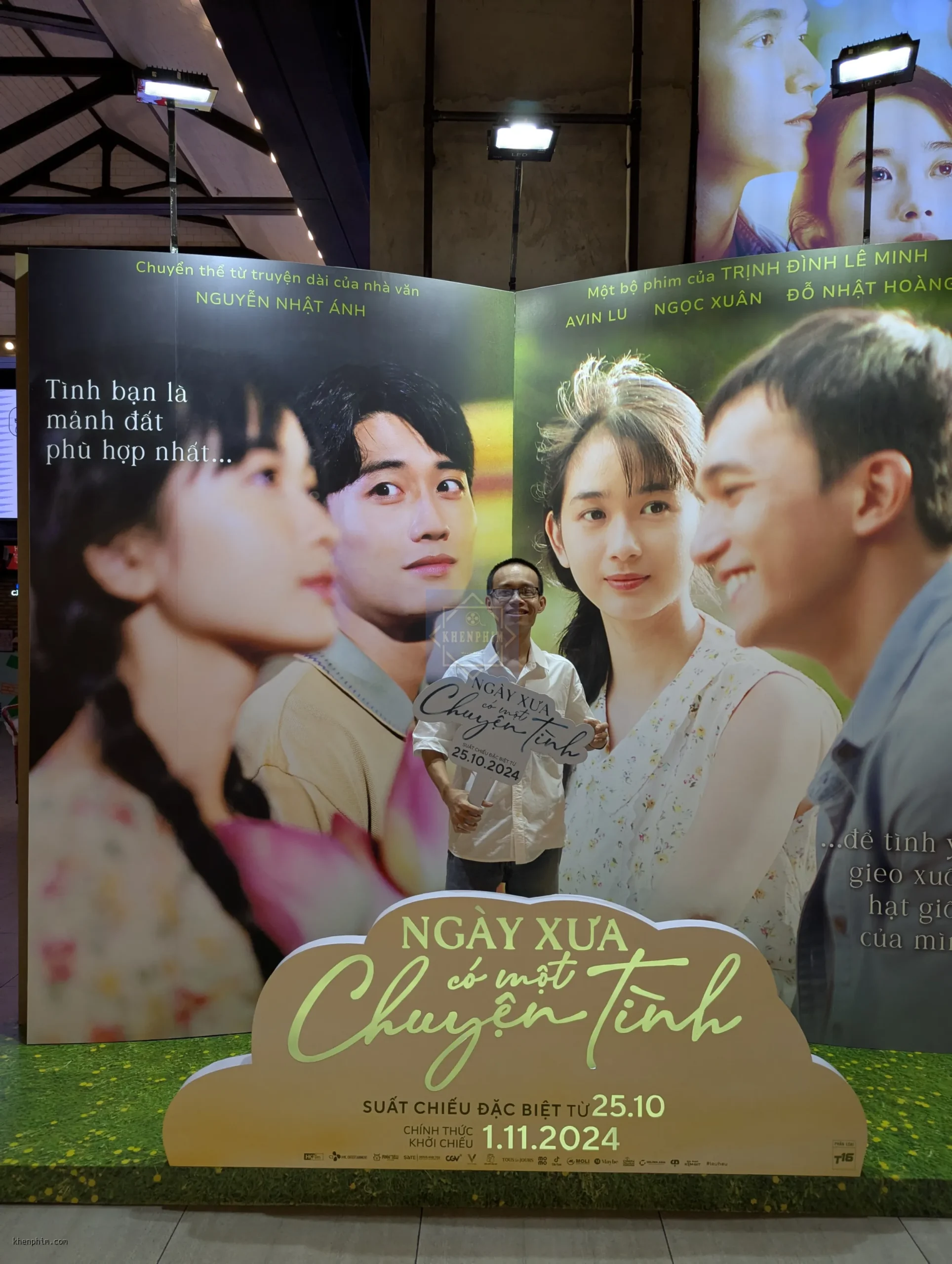 Admin Sơn Trần chụp tại sự kiện ra mắt phim Ngày Xưa Có Một Chuyện Tình
