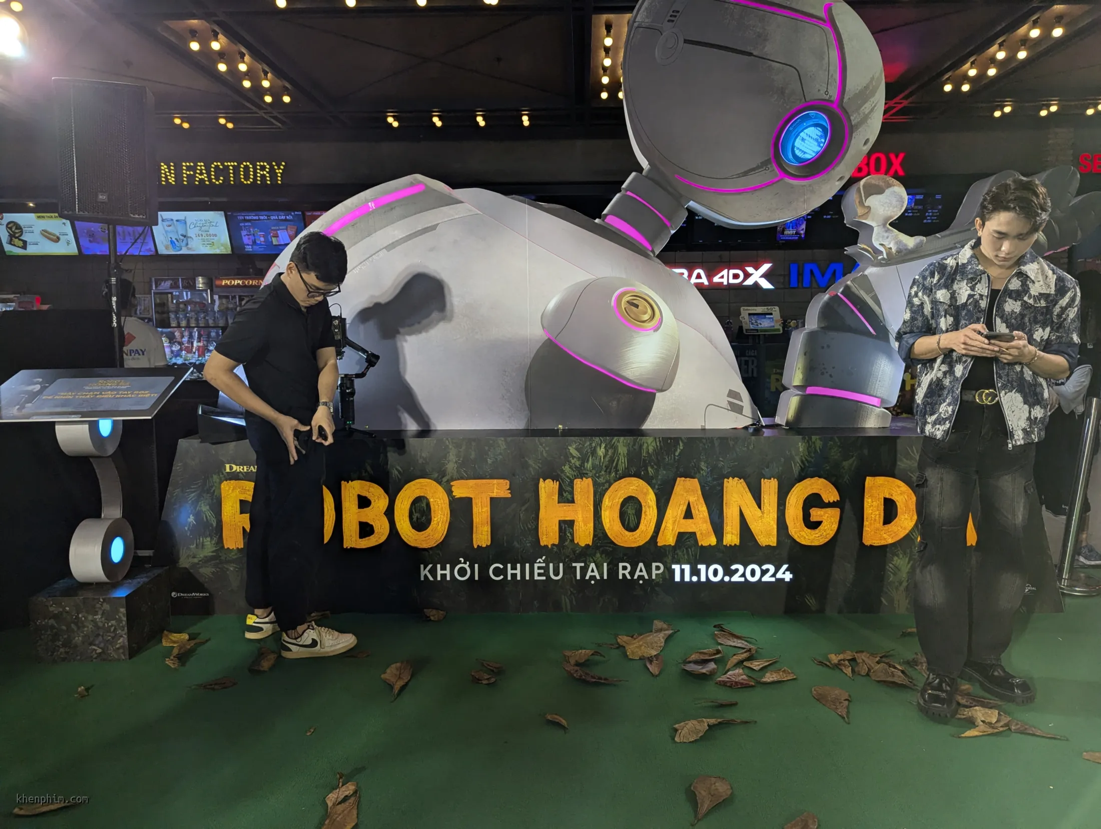 Quang cảnh buổi họp báo phim Robot Hoang Dã