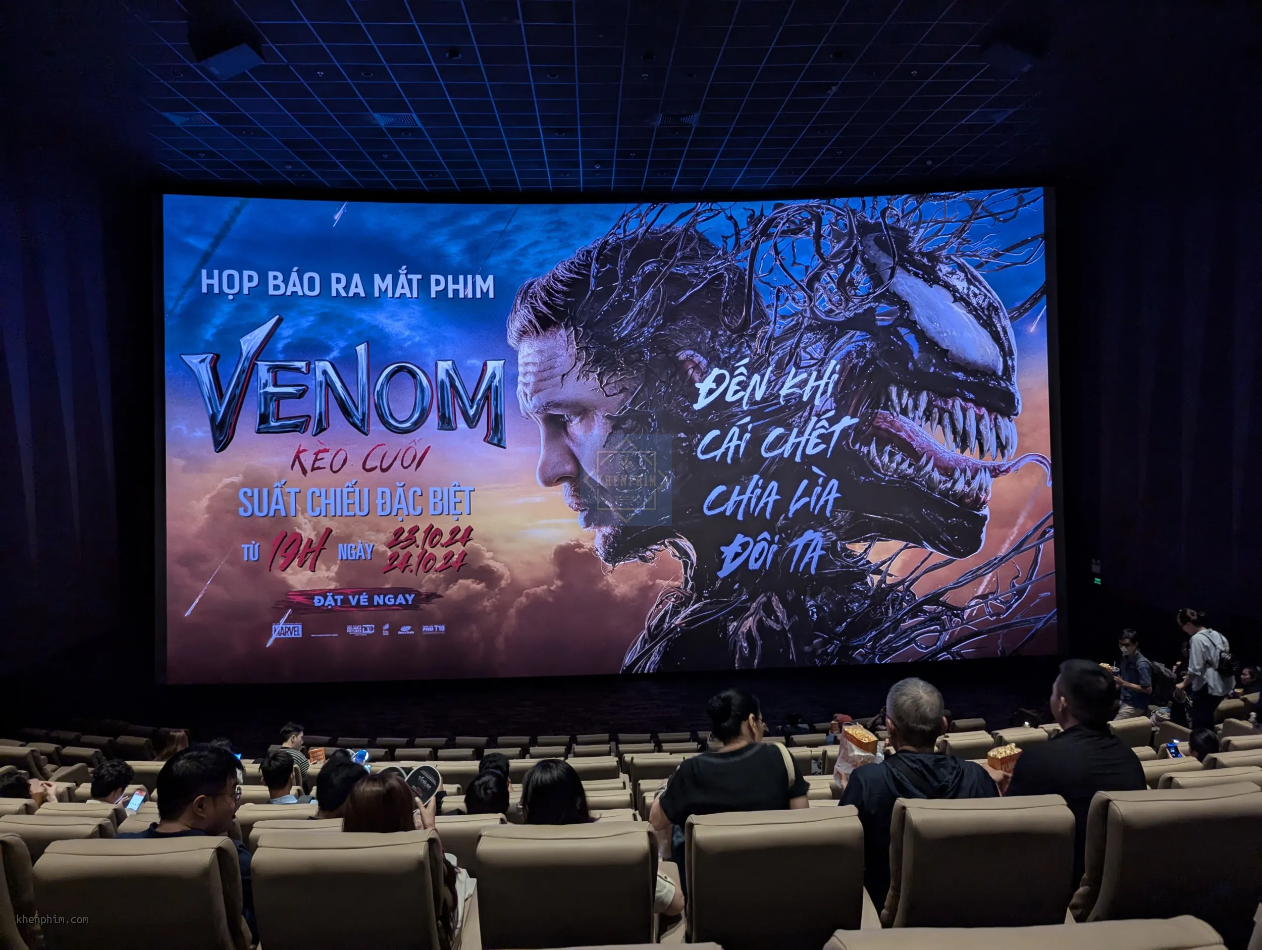 Màn hình chờ rạp IMAX trước suất chiếu