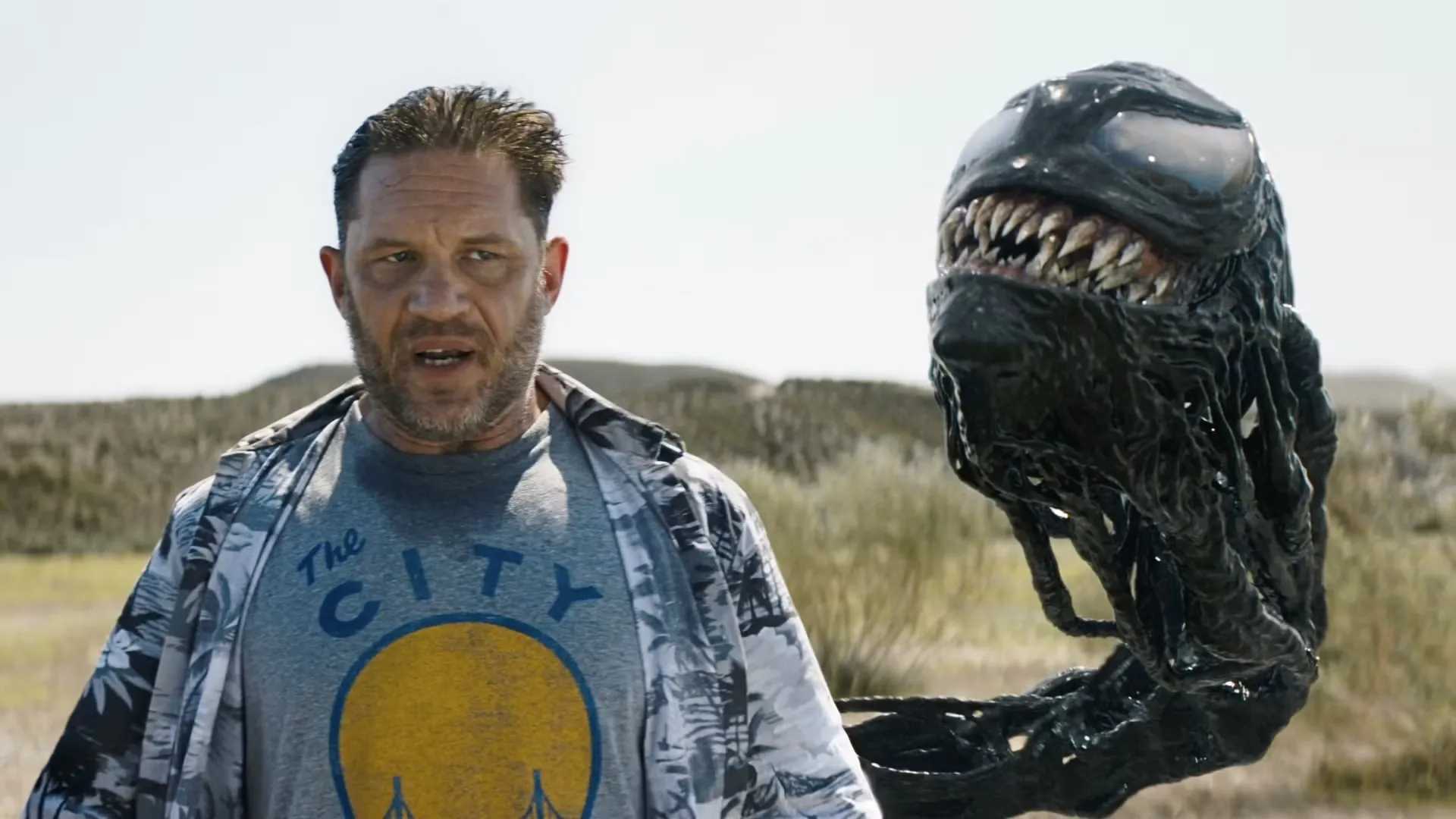 Eddie và Venom đi bộ trong sa mạc