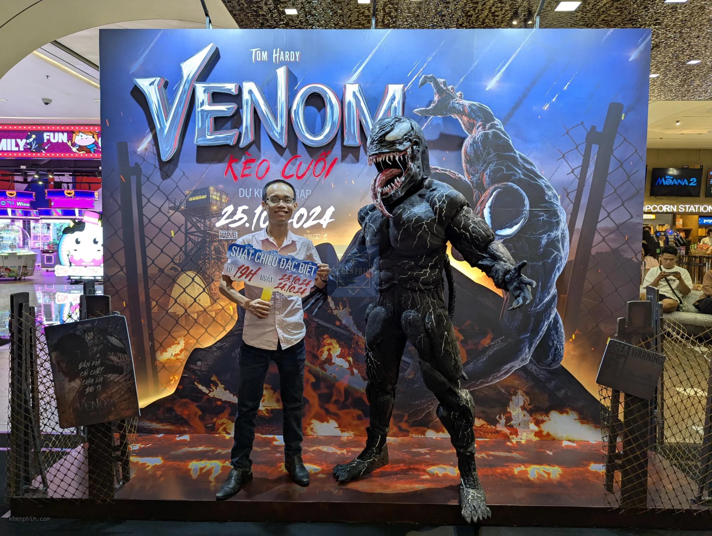 Admin Sơn Trần chụp ảnh cùng Venom cosplay