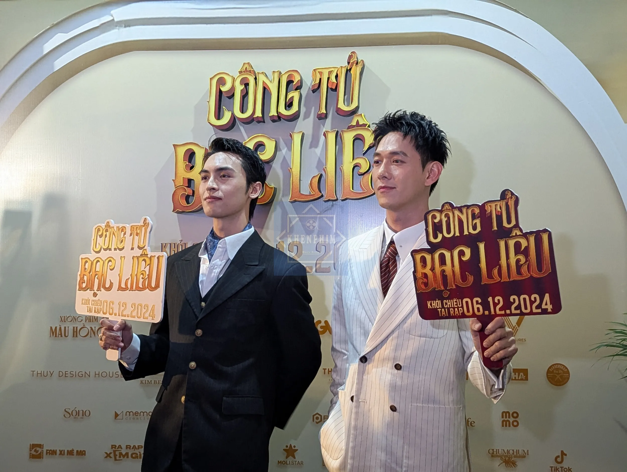 Công Dương và Song Luân chụp ảnh tại showcase phim Công Tử Bạc Liêu