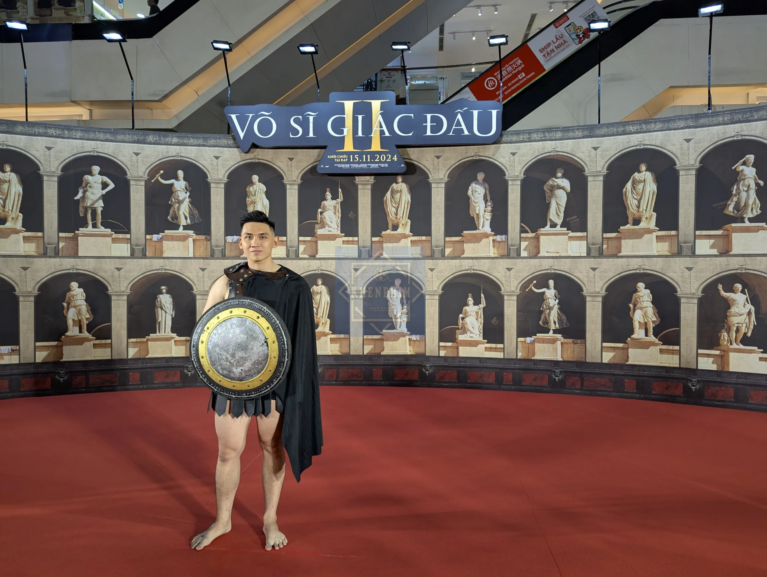 Buổi họp báo phim Gladiator II có anh trai cosplay nè, mà ảnh hơi ngại thì phải