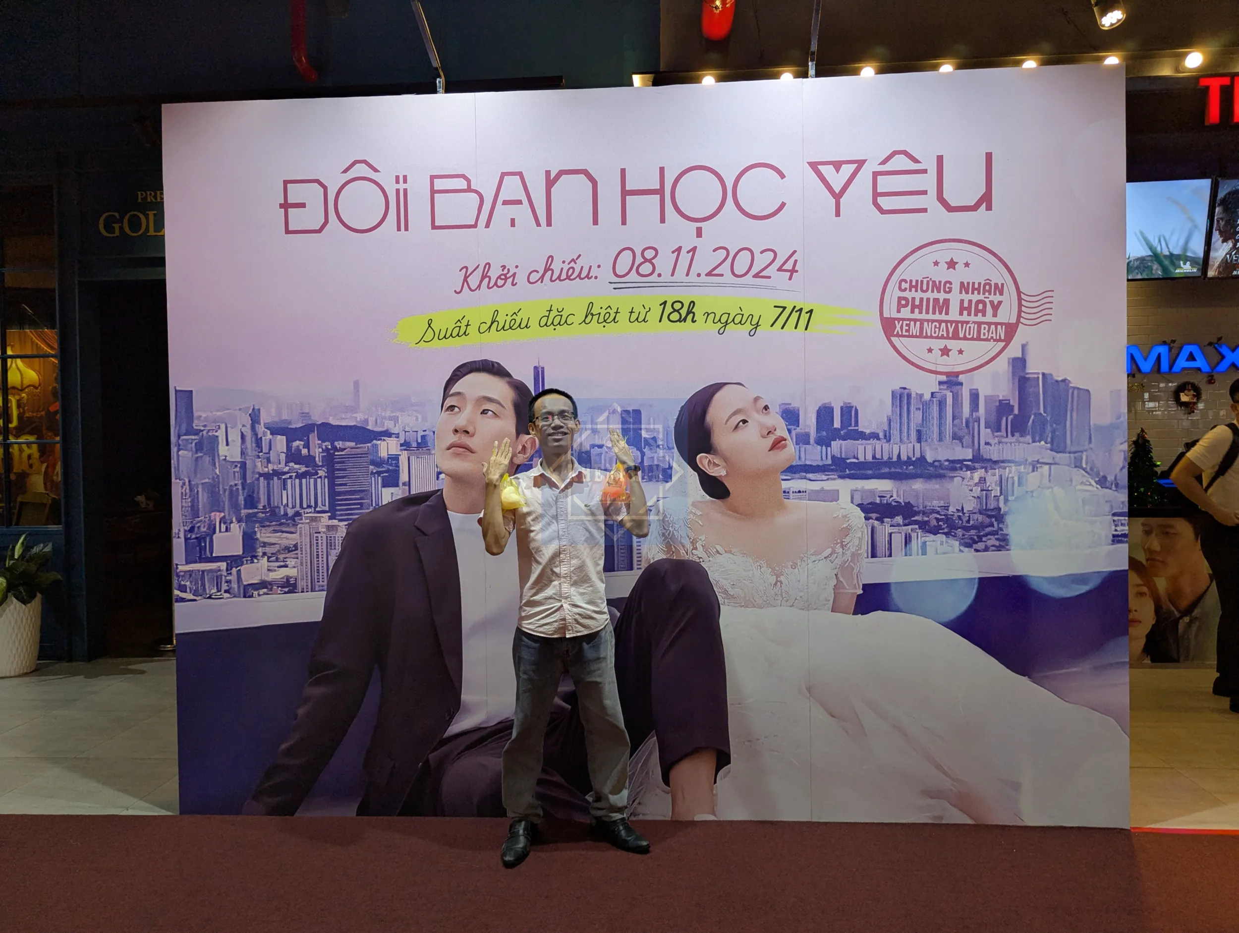 Admin chụp ảnh tại sự kiện ra mắt phim Đôi Bạn Học Yêu