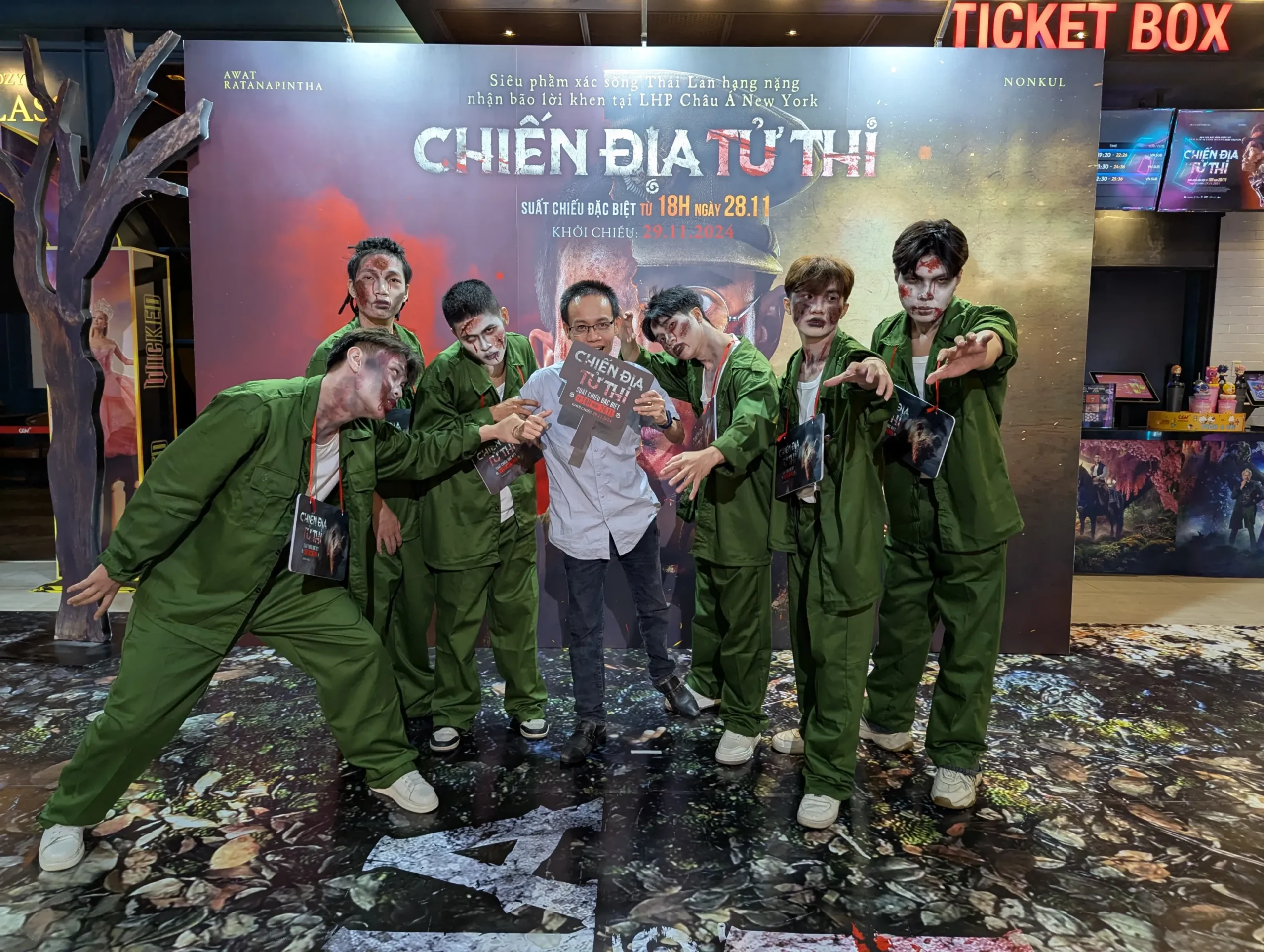 Admin chụp ảnh cùng dàn 