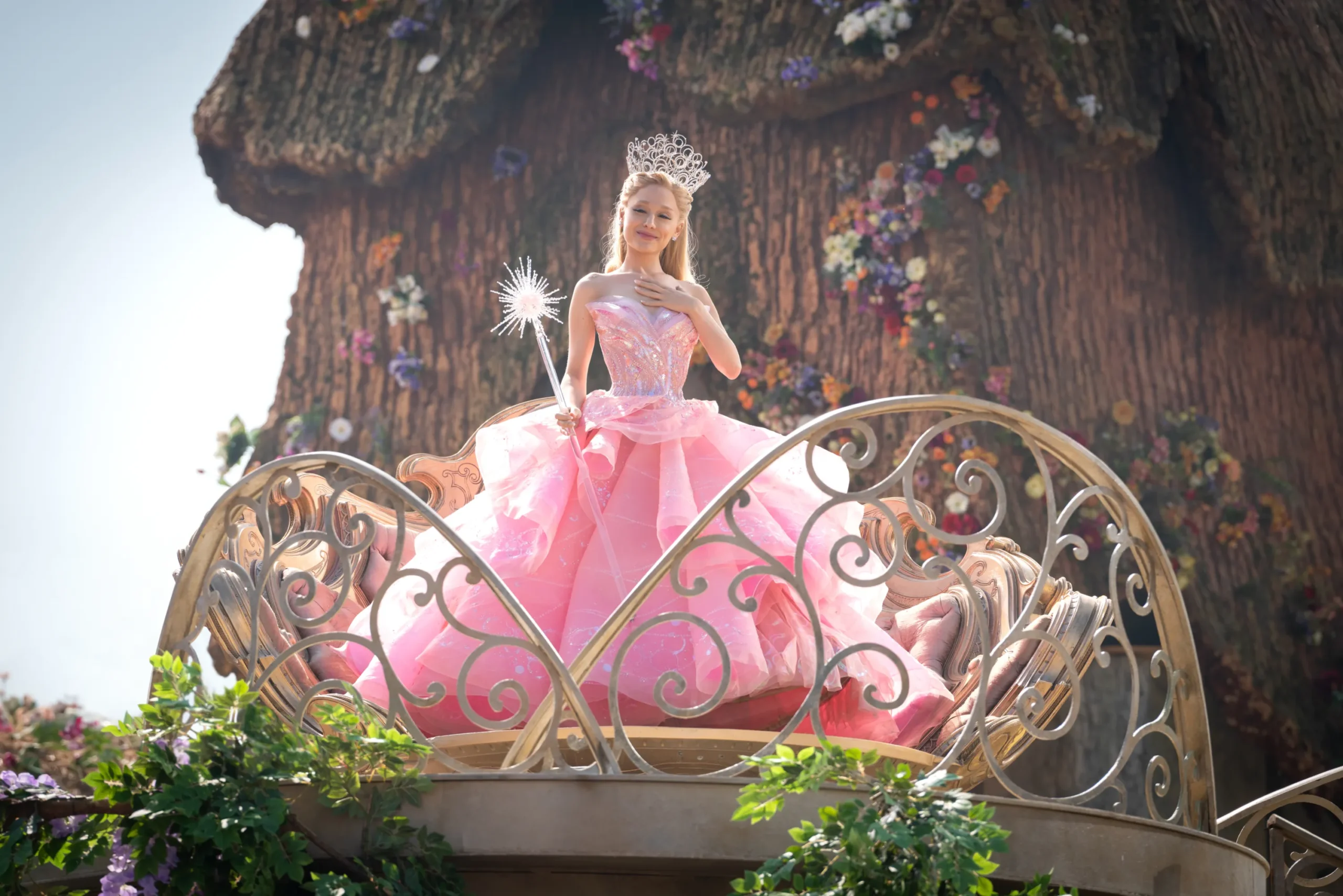 Ariana Grande đóng vai Glinda trong Wicked Part I