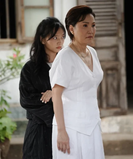 Khazsak và Hồng Đào trong một cảnh quay