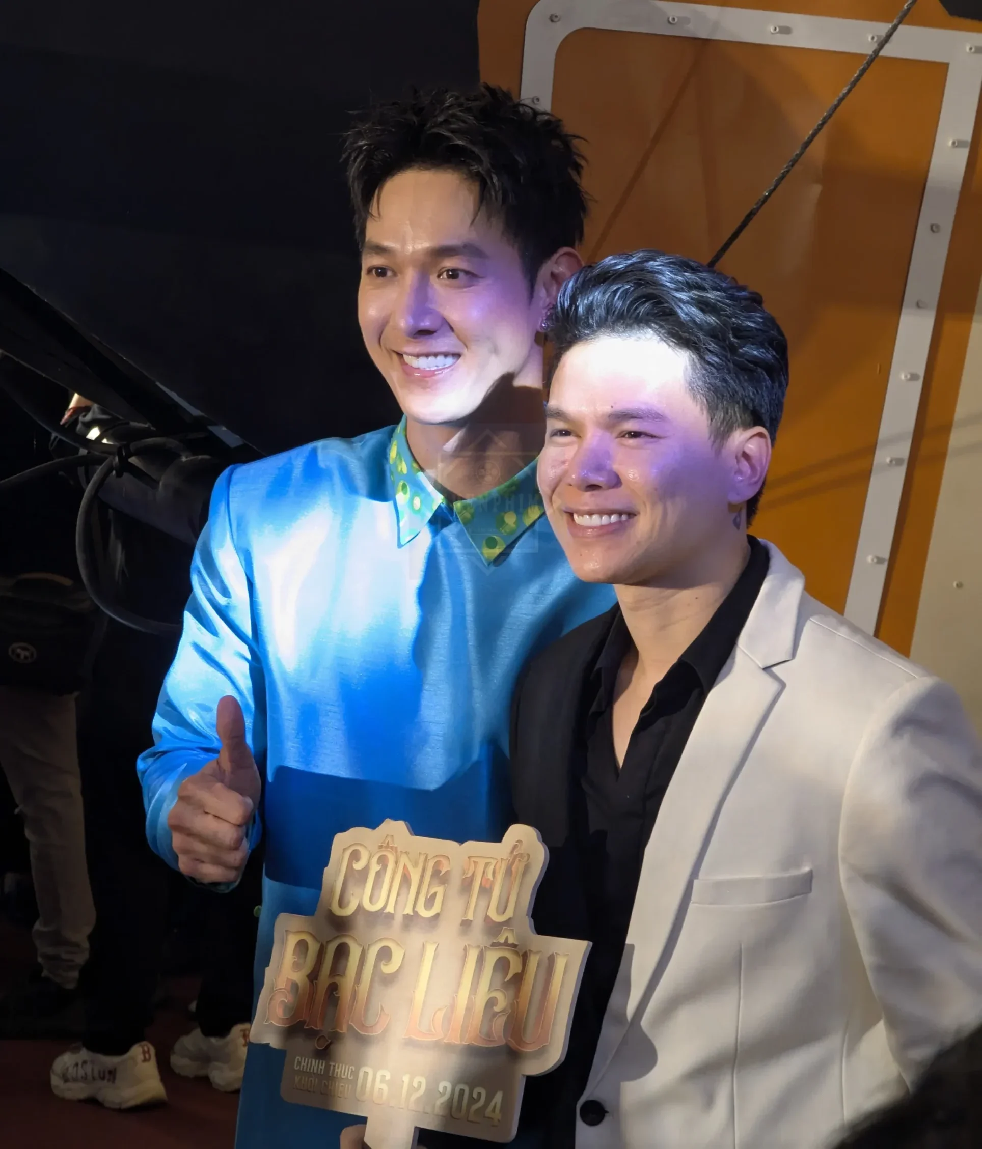 Song Luân chụp ảnh cùng khách mời