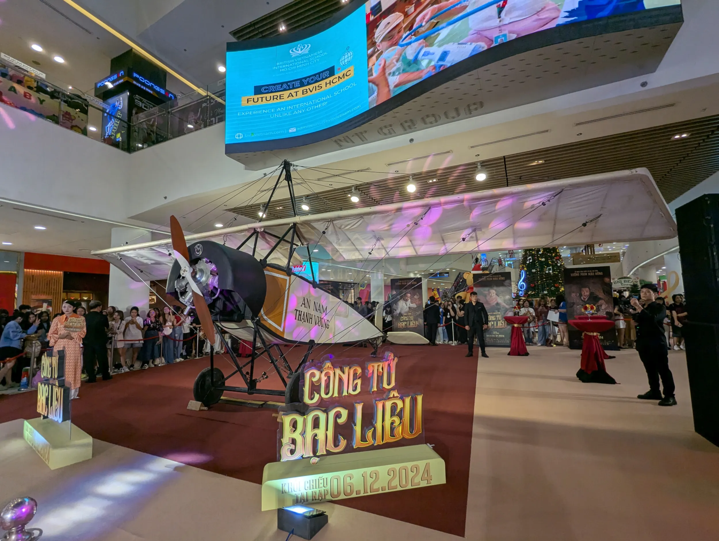 Mô hình máy bay được trưng bày tại họp báo phim