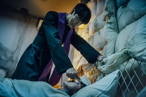 Lee Min-Ki vào vai linh mục trừ tà trong phim Ngài Quỷ