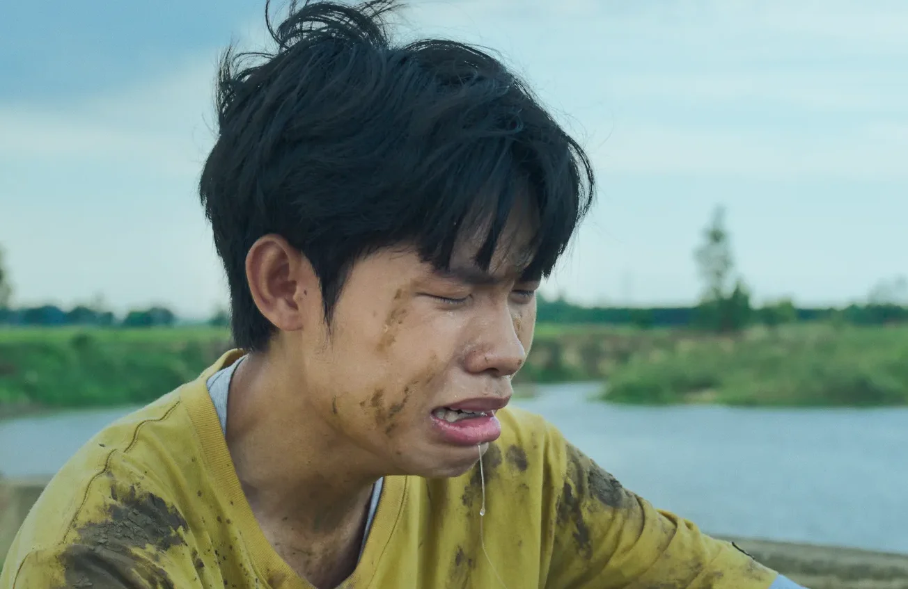 Diễn xuất và lời thoại của nhân vật Quý có phần không phù hợp với độ tuổi, nhiều câu thoại quá sâu sắc và cách thoại chưa có cảm xúc