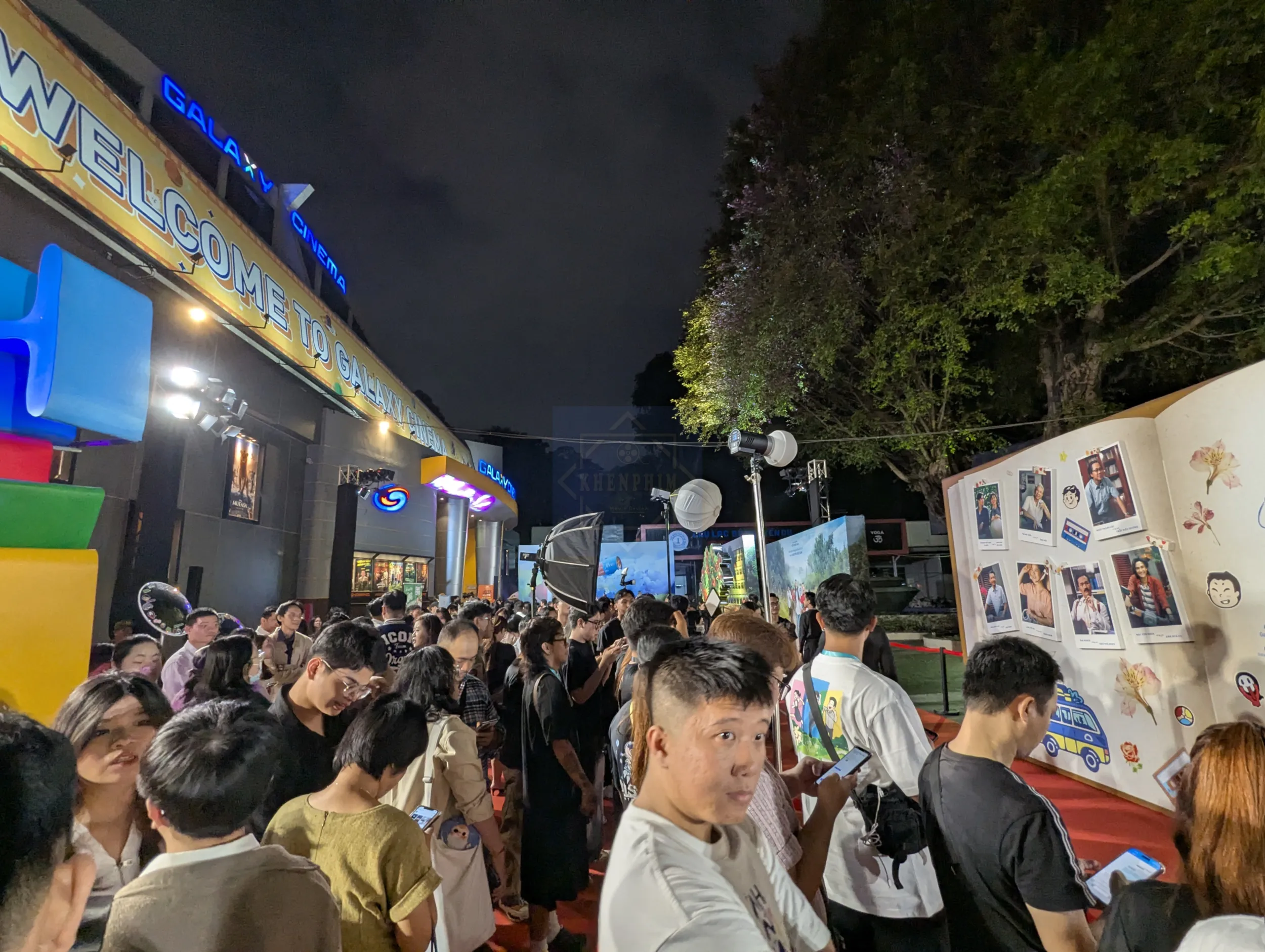 Quang cảnh buổi họp báo phim Kính Vạn Hoa