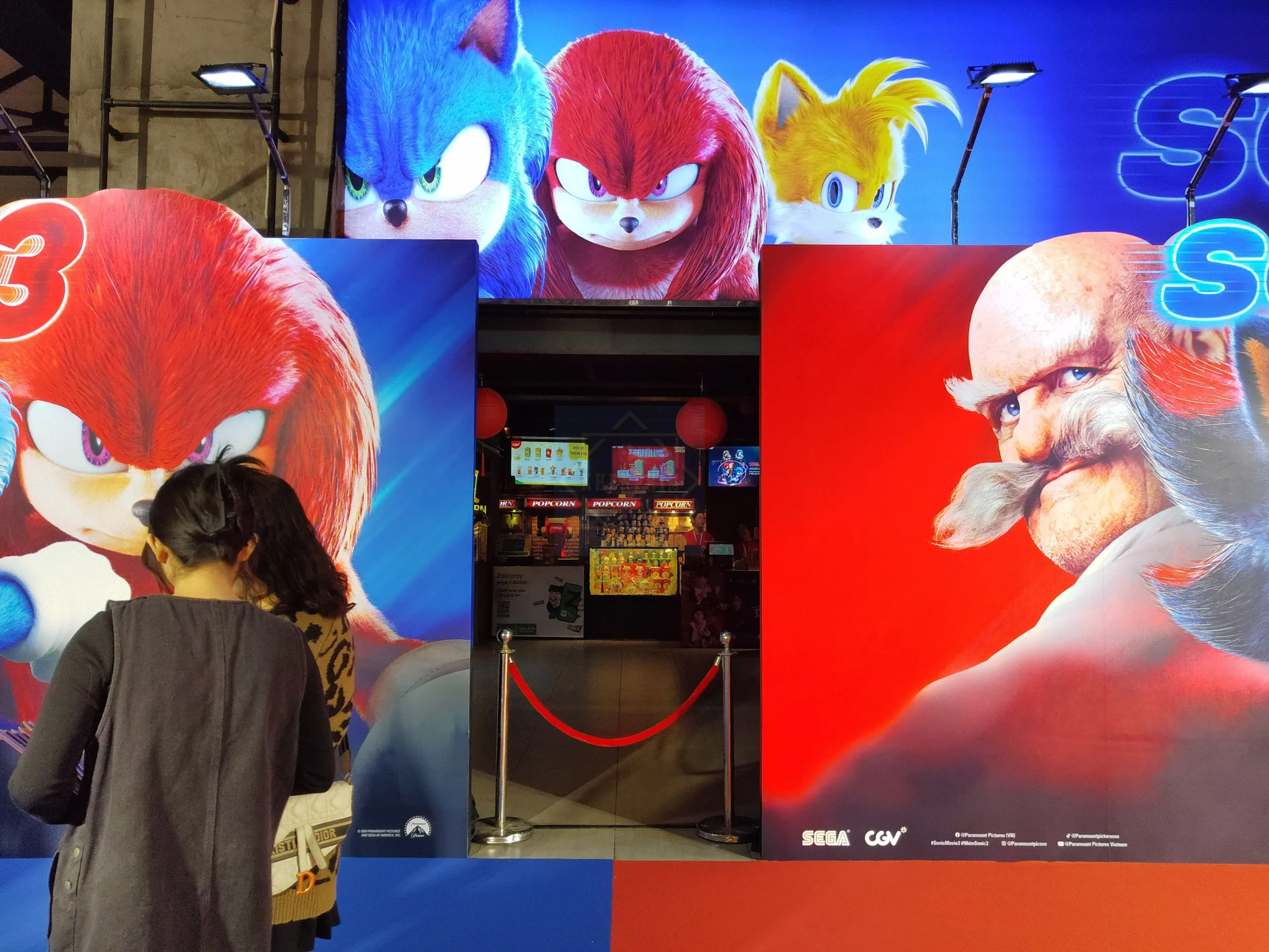 Thảm đỏ được chia làm 2 phía, xanh và đỏ, đại diện cho 2 phe trong phim Sonic 3