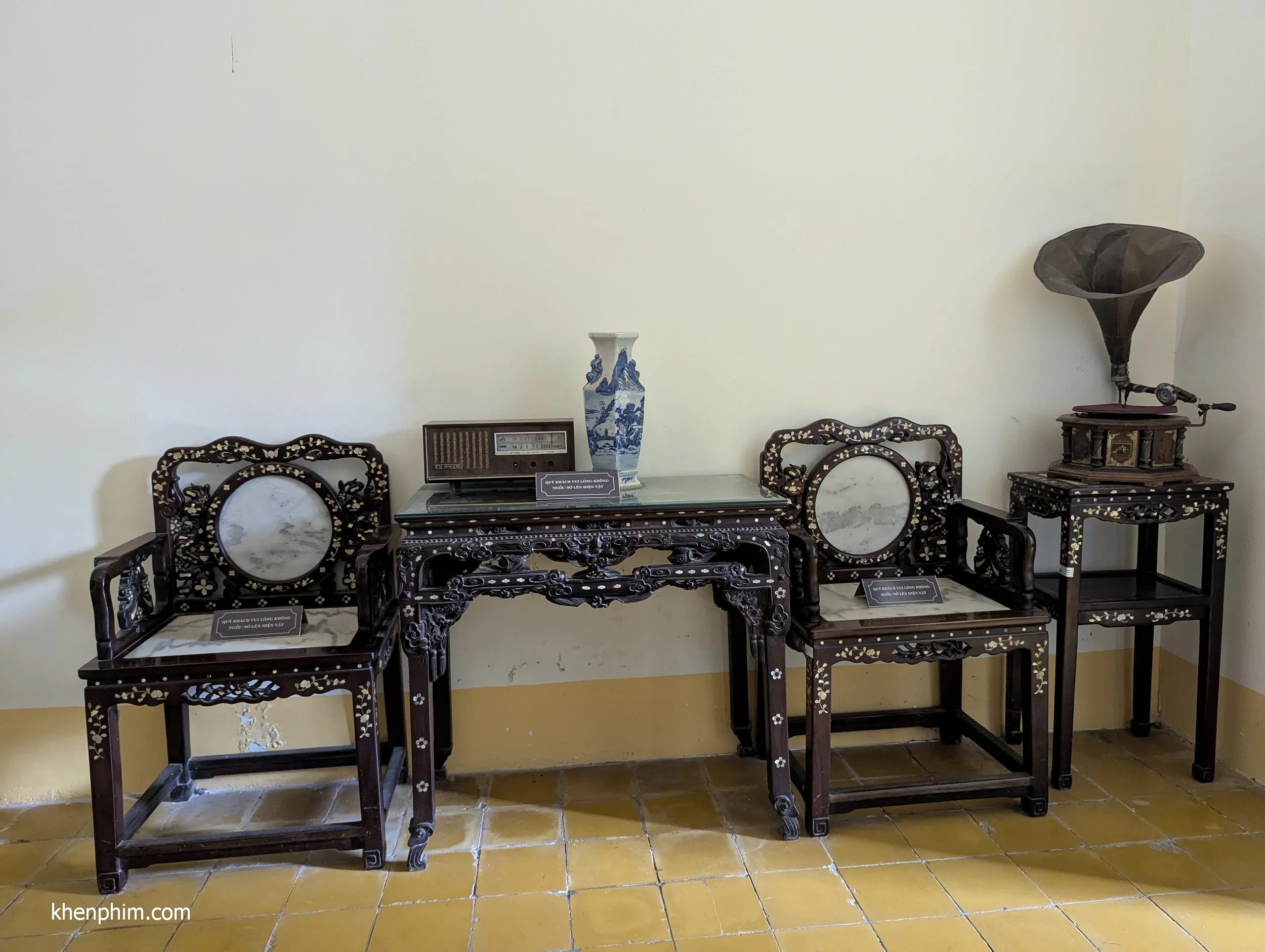 Đồ đạc trong nhà rất cổ, có nhiều chi tiết được làm tỉ mỉ và mang chút văn hoá Pháp