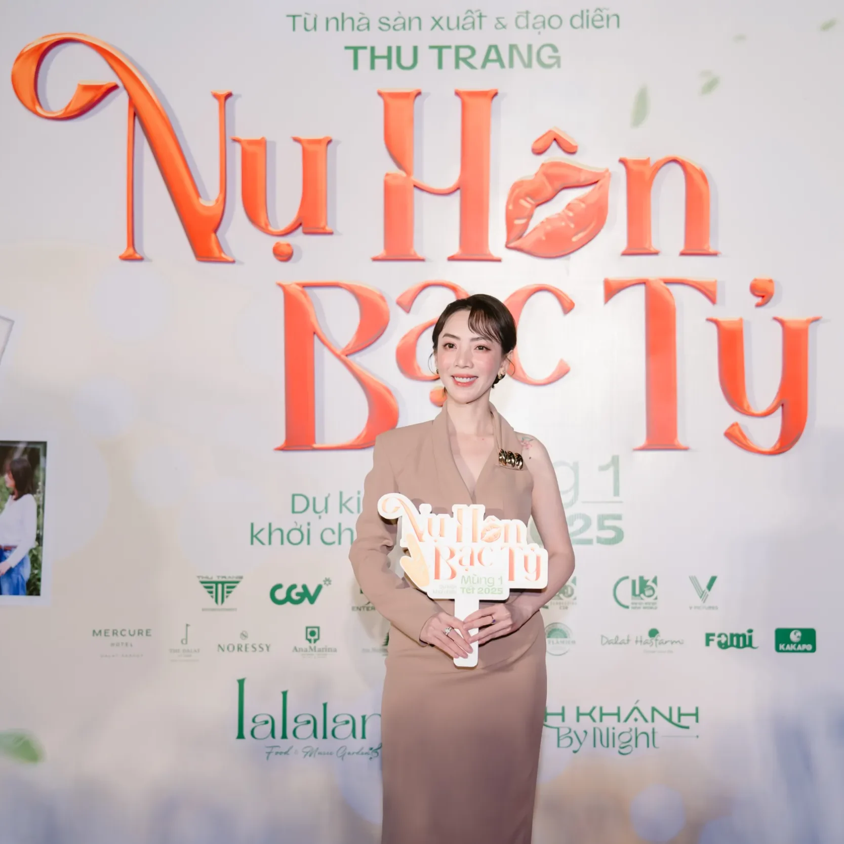Diễn viên, nhà sản xuất, đạo diễn Thu Trang rạng rỡ trên thảm đỏ