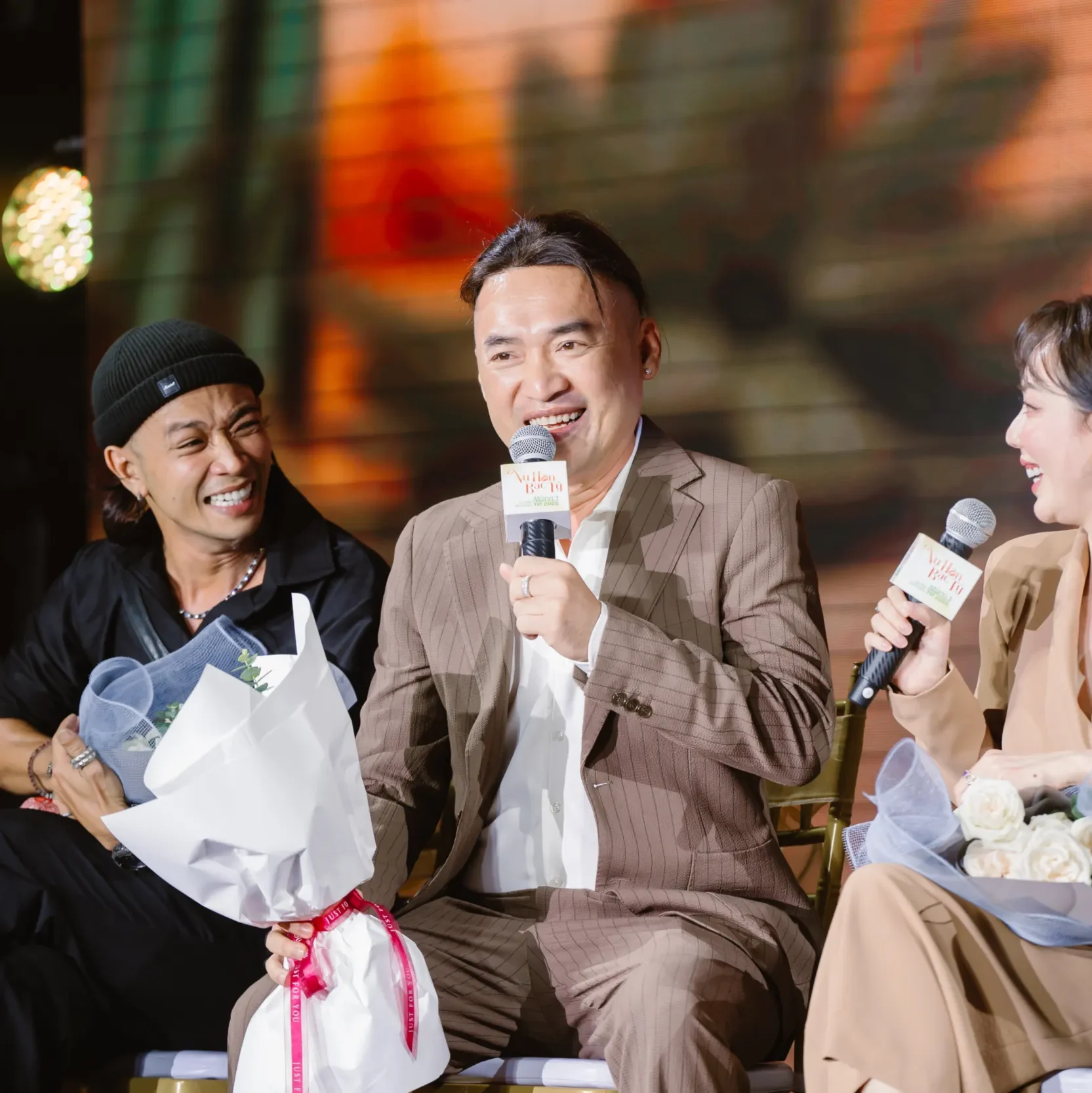 Tiến Luật pha trò trên sâu khấu showcase giúp tạo không khí vui vẻ như những ngày Tết