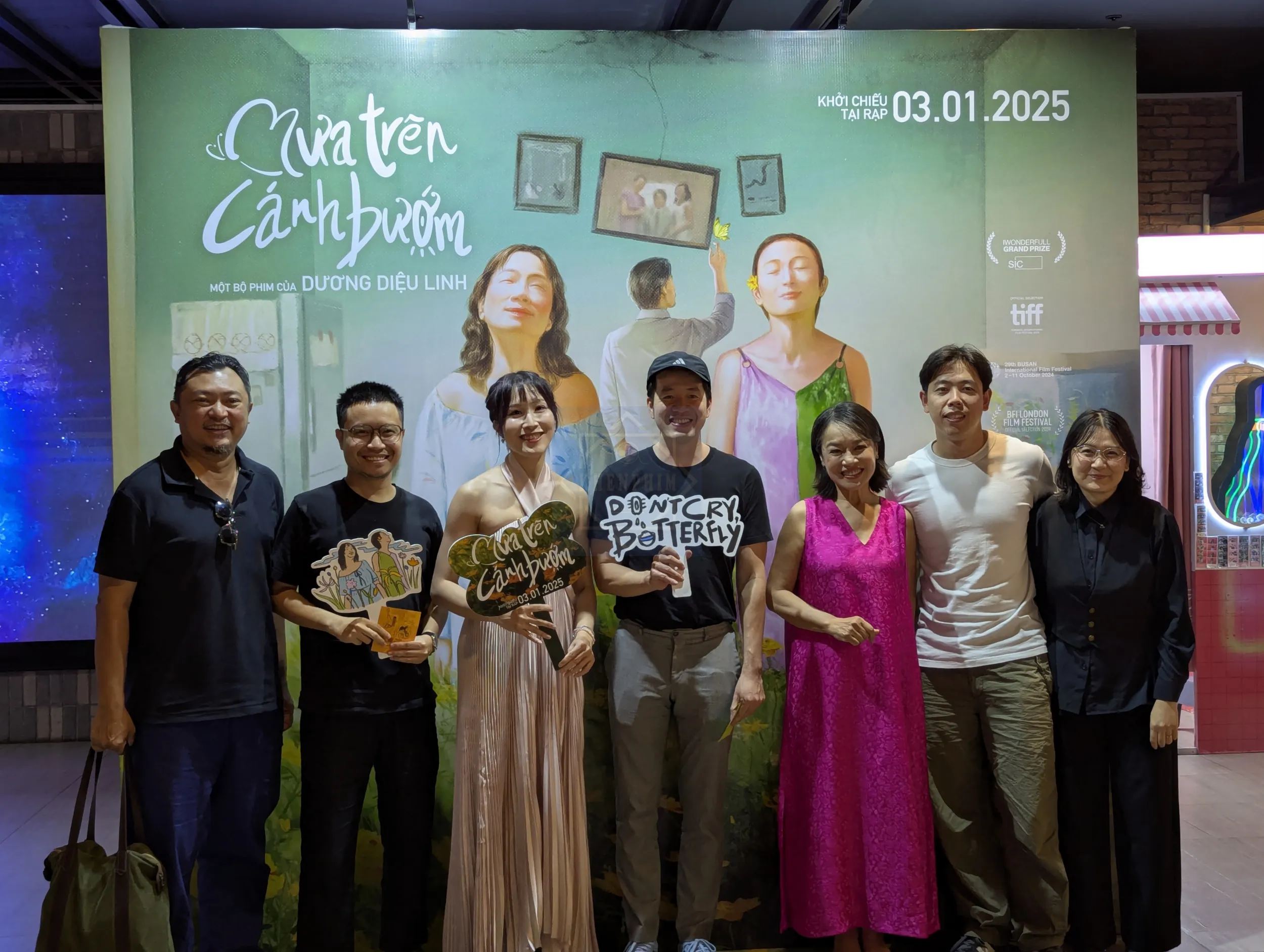 Đạo diễn Dương Diệu Linh (thứ ba từ trái sang) chụp ảnh cùng khách mời, trong đó có đạo diễn Phan Gia Nhật Linh (ngoài cùng bên trái) và Trịnh Đình Lê Minh (kế bên đạo diễn)