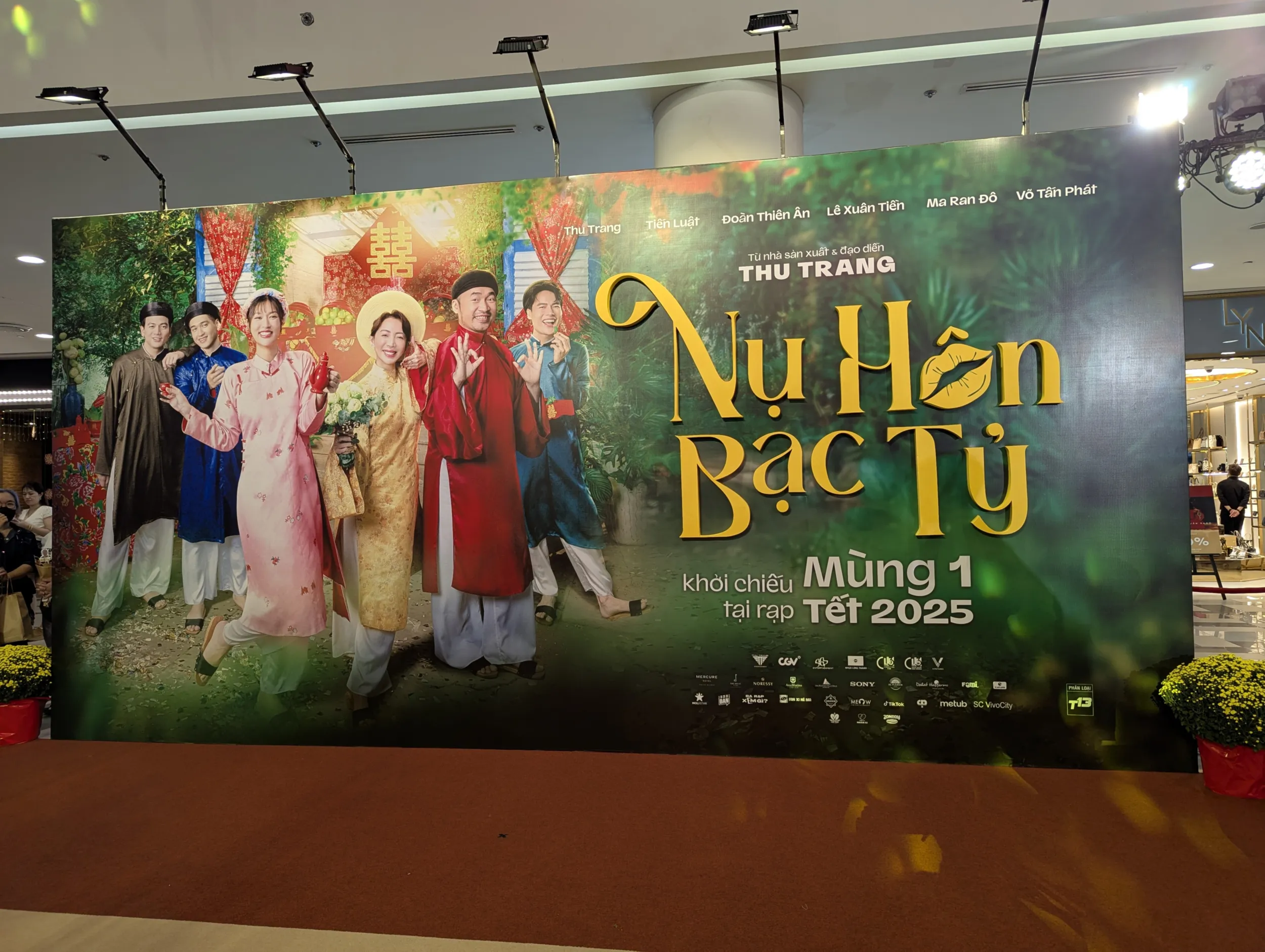 Backdrop chụp ảnh tại sự kiện ra mắt phim Nụ Hôn Bạc Tỷ tối 24/01/2025