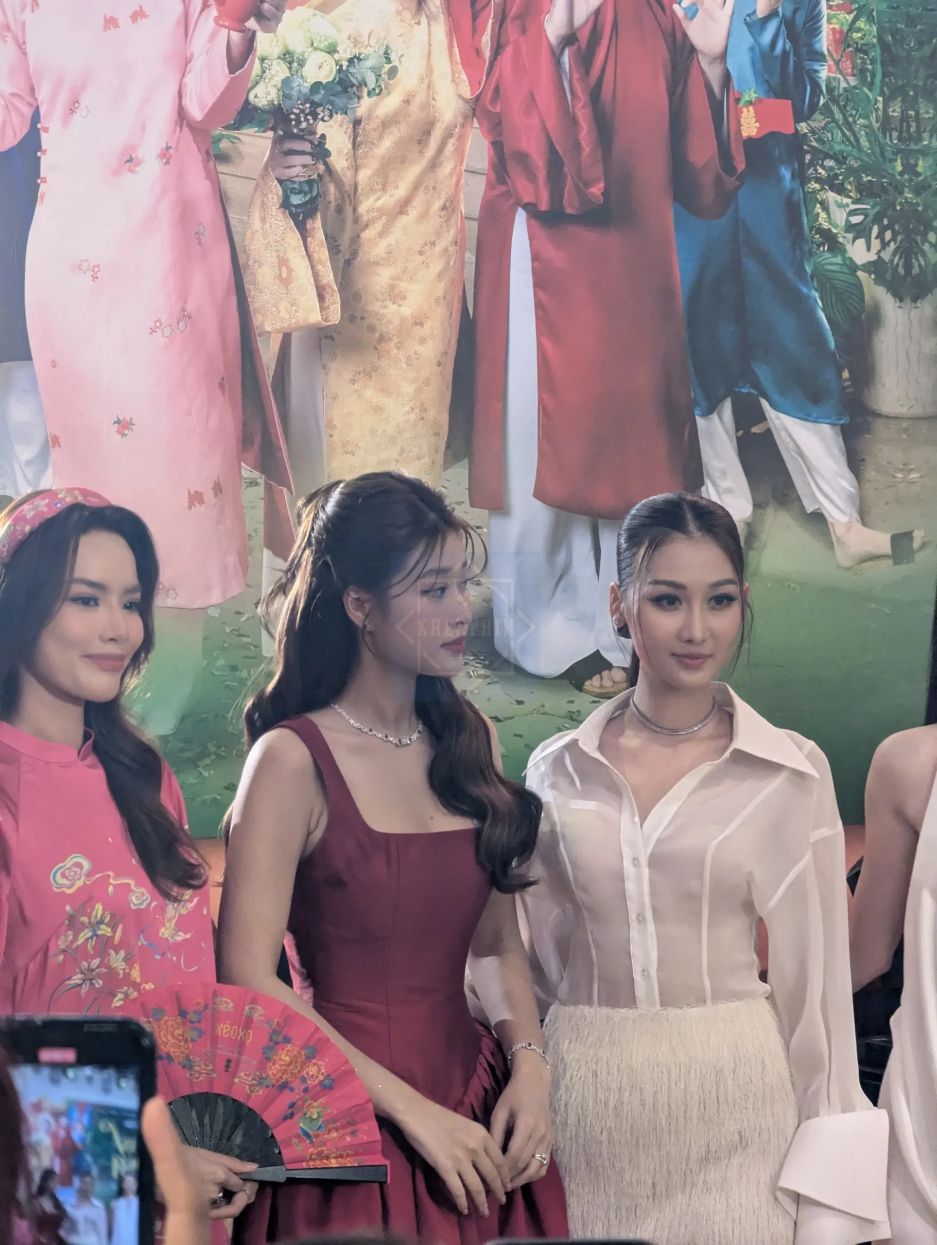Đoàn Thiên Ân (đững giữa) rạng rỡ tại sự kiện ra mắt phim Nụ Hôn Bạc Tỷ có mình đóng chính
