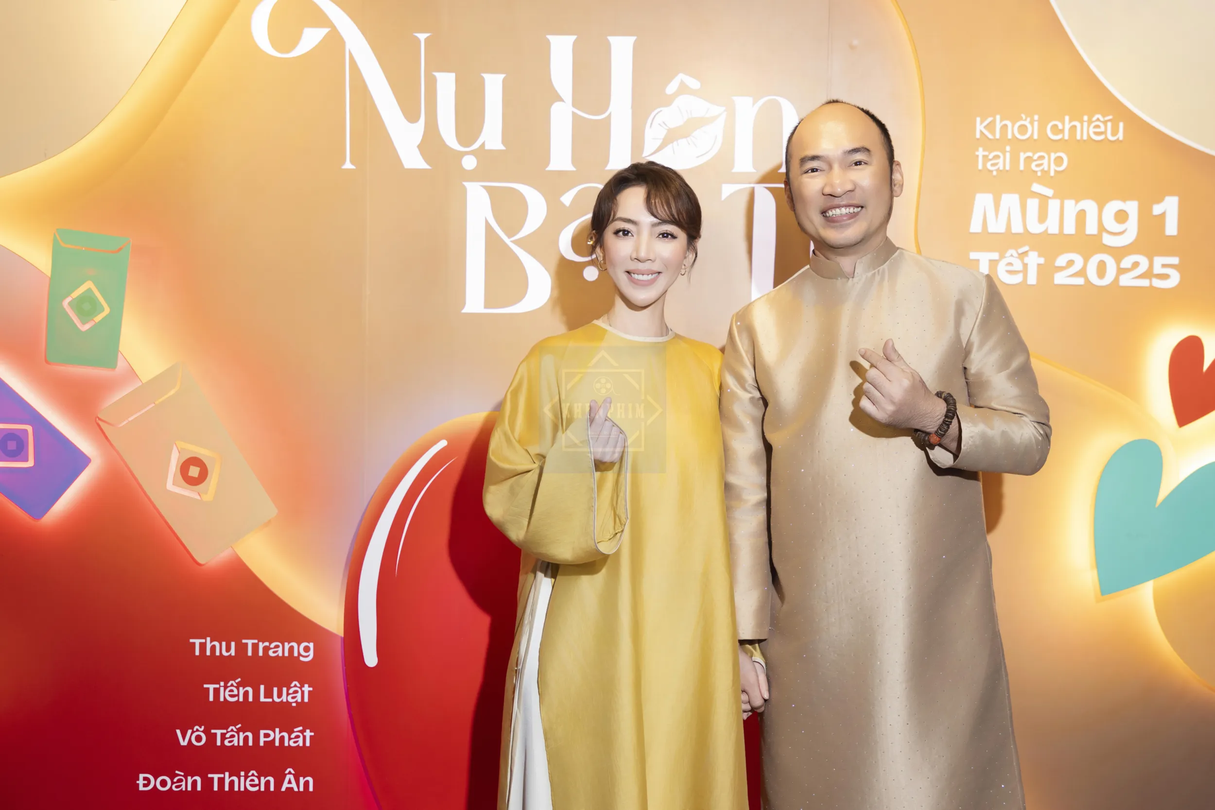 Vợ chồng Thu Trang - Tiến Luật mặc đồ đôi đến dự sự kiện showcase phim Nụ Hôn Bạc Tỷ