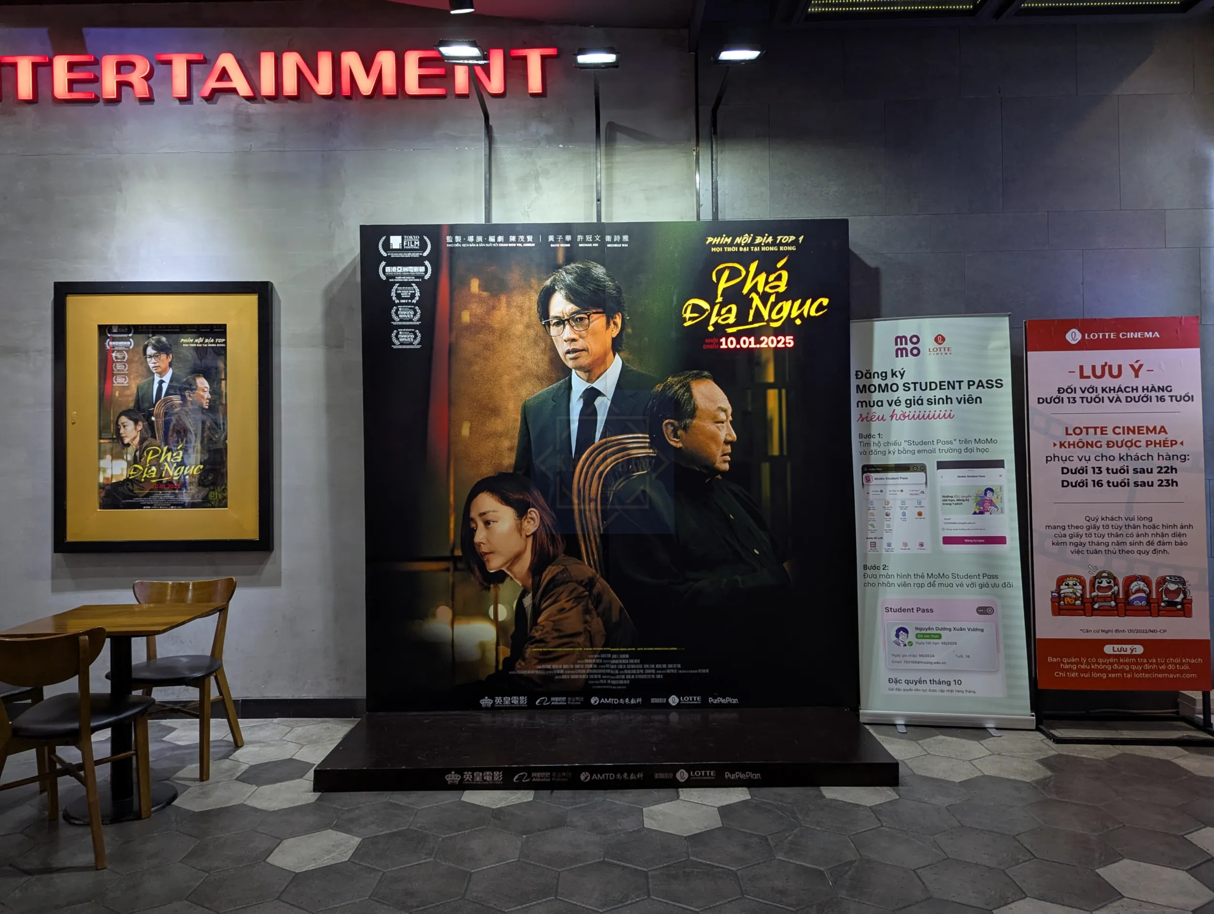 Booth chụp ảnh tại sự kiện ra mắt phim 破·地獄/The Last Dance ở Lotte Cinema Nam Sài Gòn