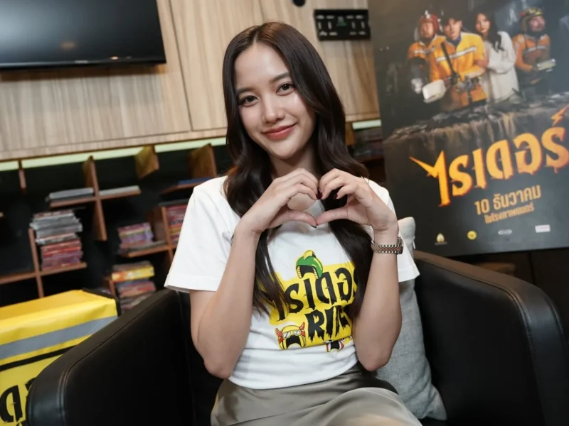 Banner bài thông tin về diễn viên Freen Sarocha Chankimha trong phim "Rider: Giao Hàng Cho Ma"