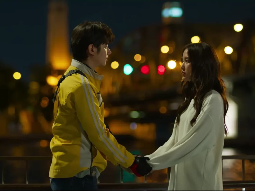"Rider: Giao Hàng Cho Ma" có nhiều cảnh lãng mạn giữa Mario Maurer và Freen