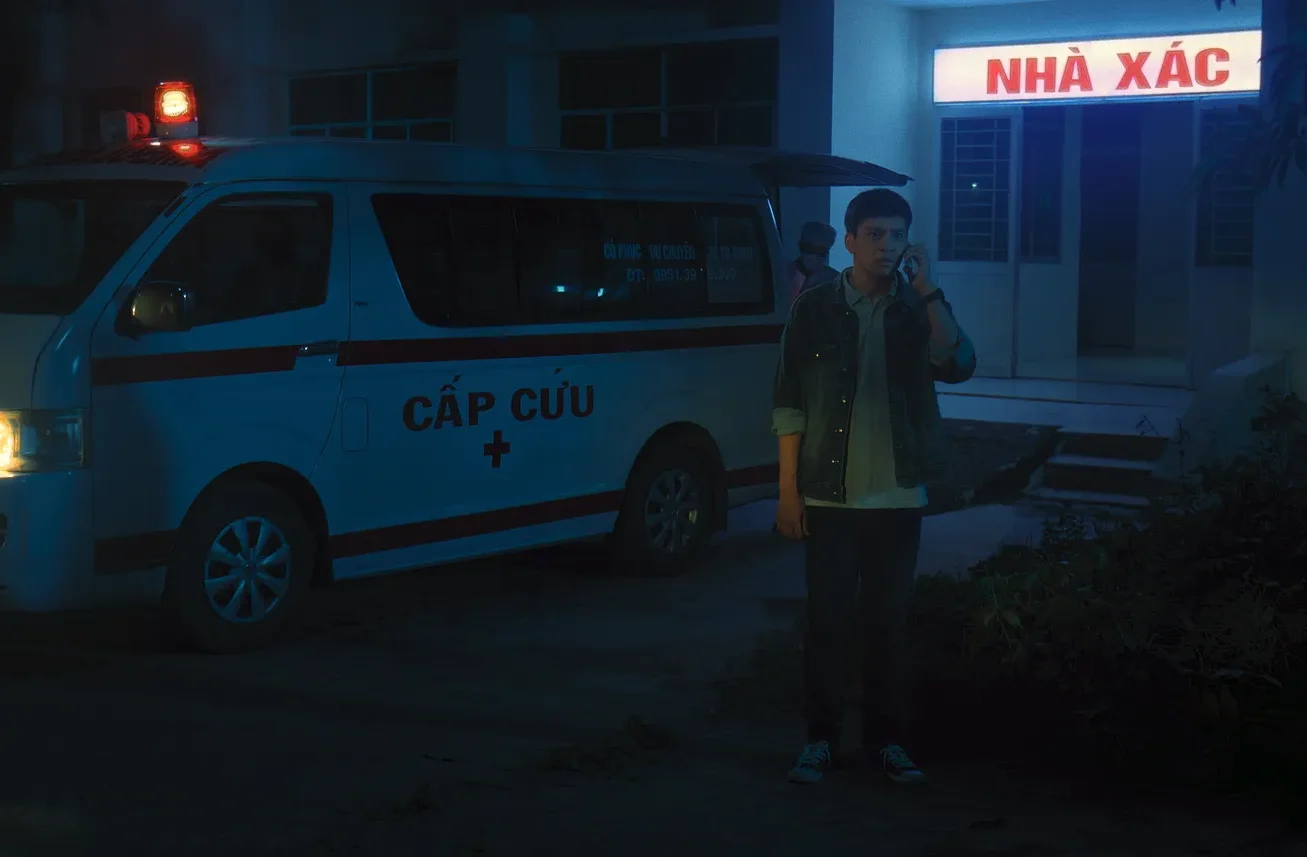 Diễn viên Bạch Công Khanh trong một cảnh quay tại nhà xác bệnh viện