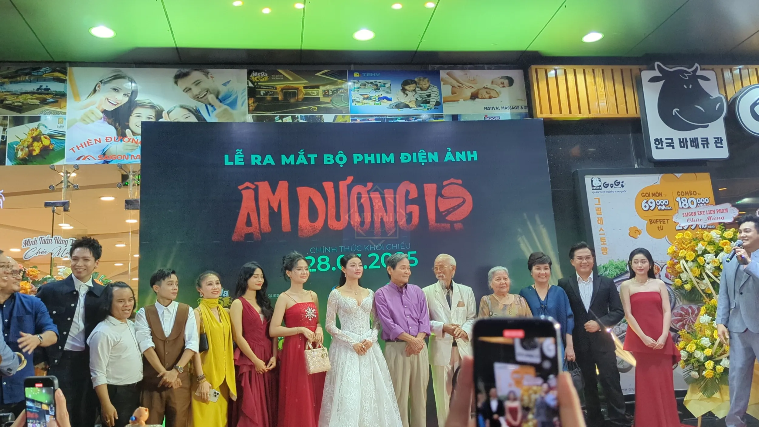 Dàn diễn viên tại thảm đỏ sự kiện
