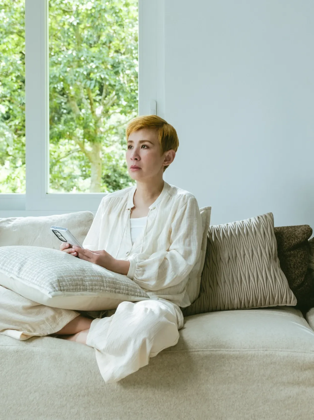 Dư Tiếu Cầm (Ngô Quân Như đóng) là một phụ nữ thành đạt nhưng cô đơn - phim Love Lies (Yêu Vì Tiền, Điên Vì Tình)