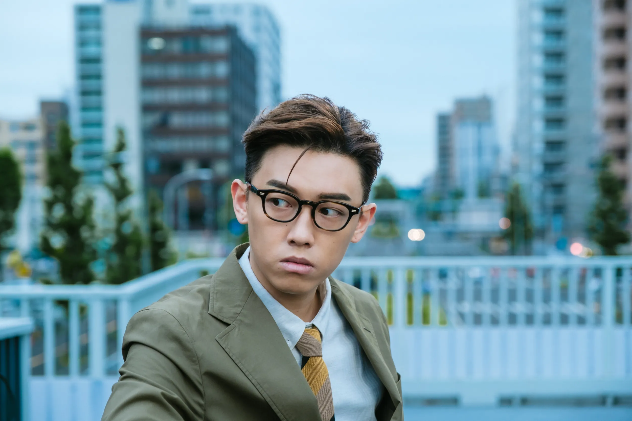 Lý Vỹ Tổ (MC Trương Thiên Phú đóng) là chàng trai trẻ mới gia nhập hội nhóm lừa đảo - phim Love Lies (Yêu Vì Tiền, Điên Vì Tình)