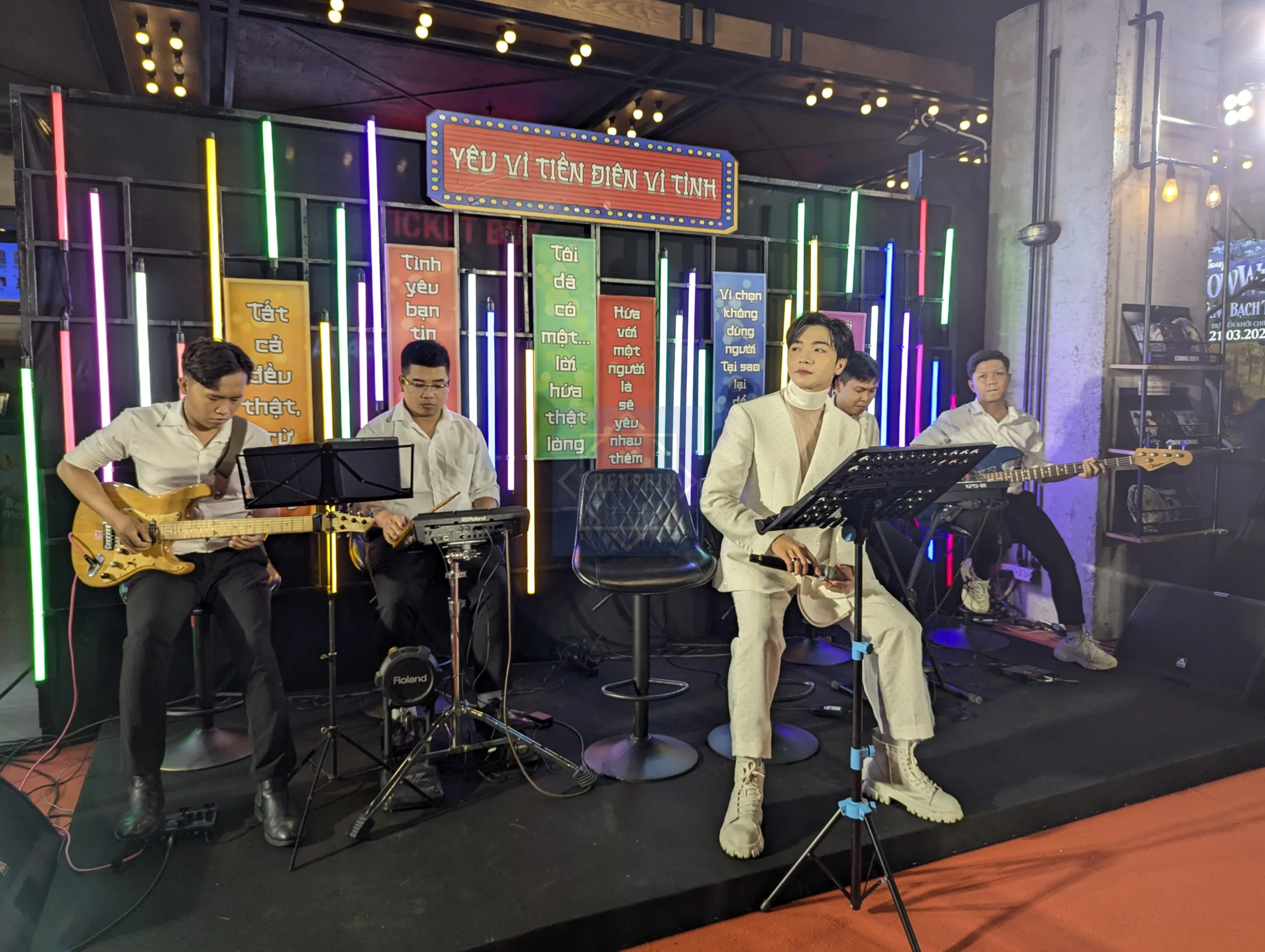 Buổi họp báo ra mắt phim thì Truyền Thông Khang và CJ CGV có mời ban nhạc đến phục vụ khách mời tại sự kiện. Mọi người có thể xem clip trên TikTok @khenphim