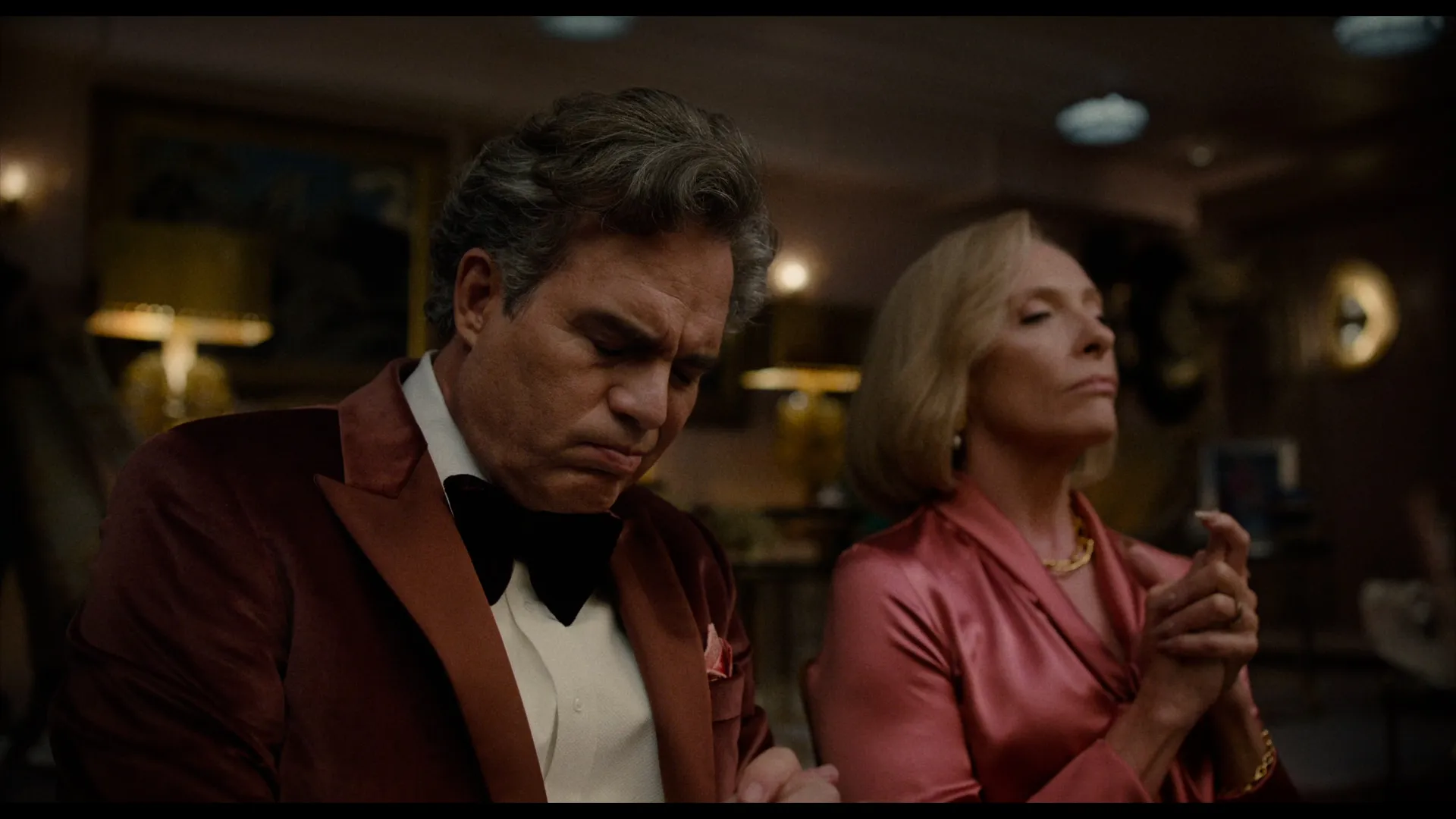 Mark Ruffalo (bên trái) và Toni Collette trong phim Mickey 17
